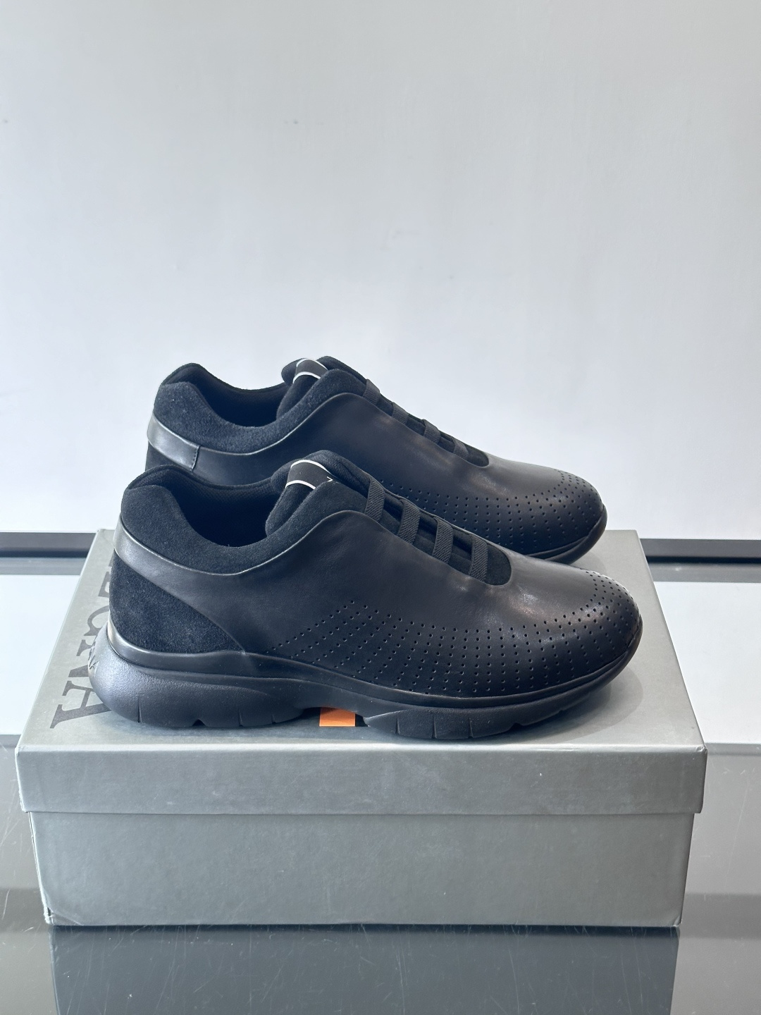 Zegna/杰尼亚 新款男士休闲运动鞋，原材料代工 采用进口小牛皮制作，舒适透气，皮质细腻 精致有光泽 