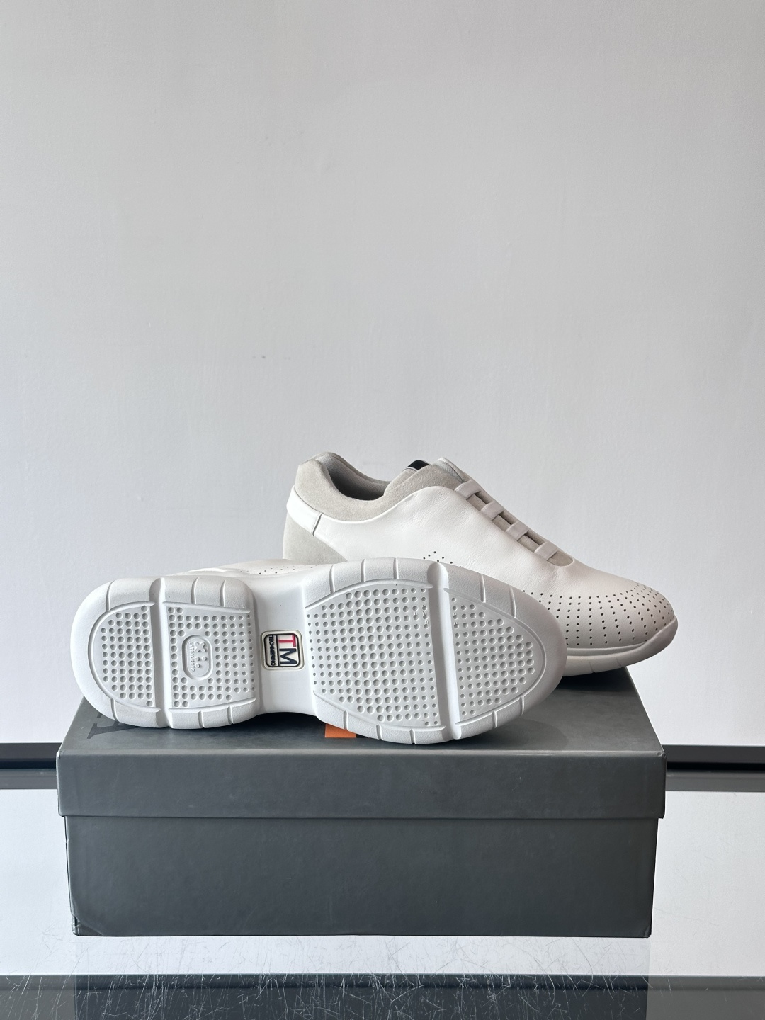 Zegna/杰尼亚 新款男士休闲运动鞋，原材料代工 采用进口小牛皮制作，舒适透气，皮质细腻 精致有光泽 