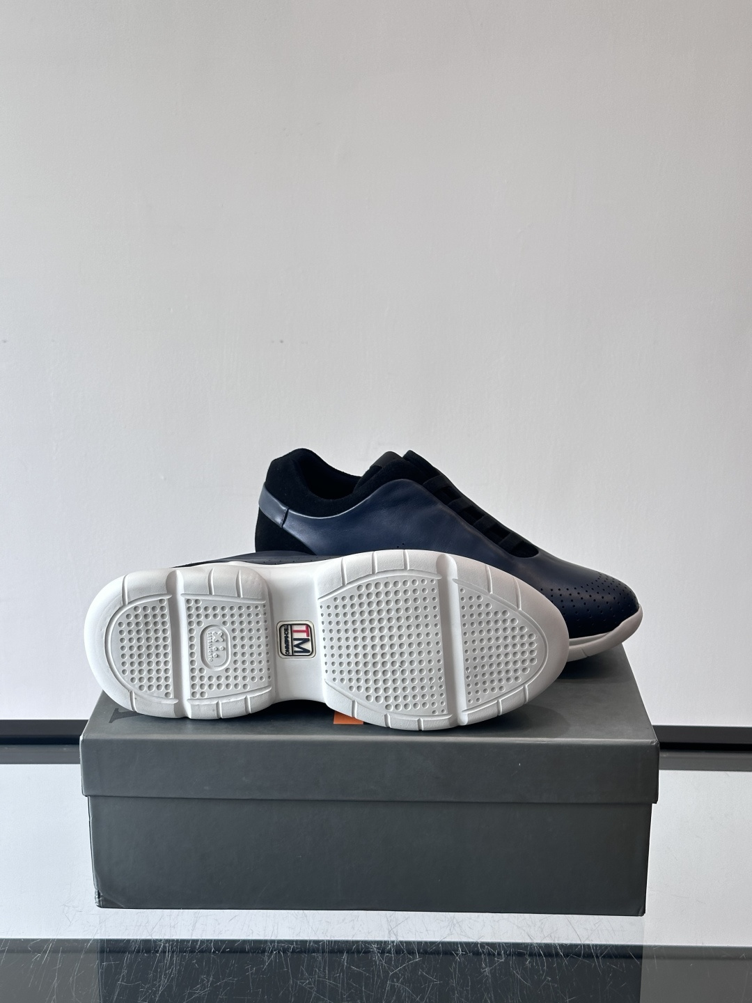 Zegna/杰尼亚 新款男士休闲运动鞋，原材料代工 采用进口小牛皮制作，舒适透气，皮质细腻 精致有光泽 