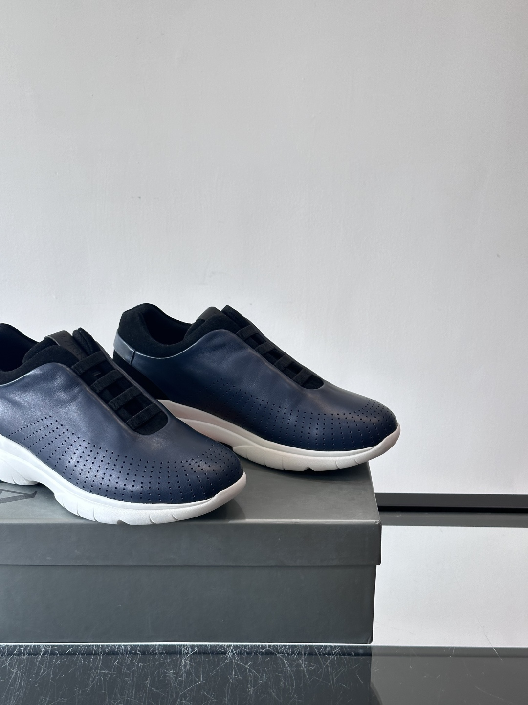 Zegna/杰尼亚 新款男士休闲运动鞋，原材料代工 采用进口小牛皮制作，舒适透气，皮质细腻 精致有光泽 