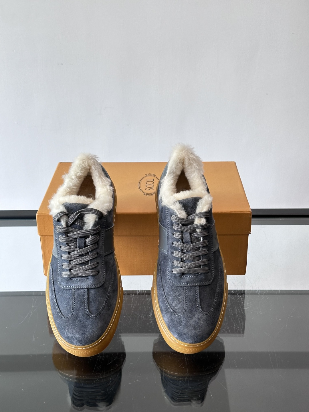 TOD'S 羊毛内里休闲板鞋TOD’S这款男士休闲板鞋，牛反绒鞋面+压纹Logo，质感满分！内里羊羔毛超