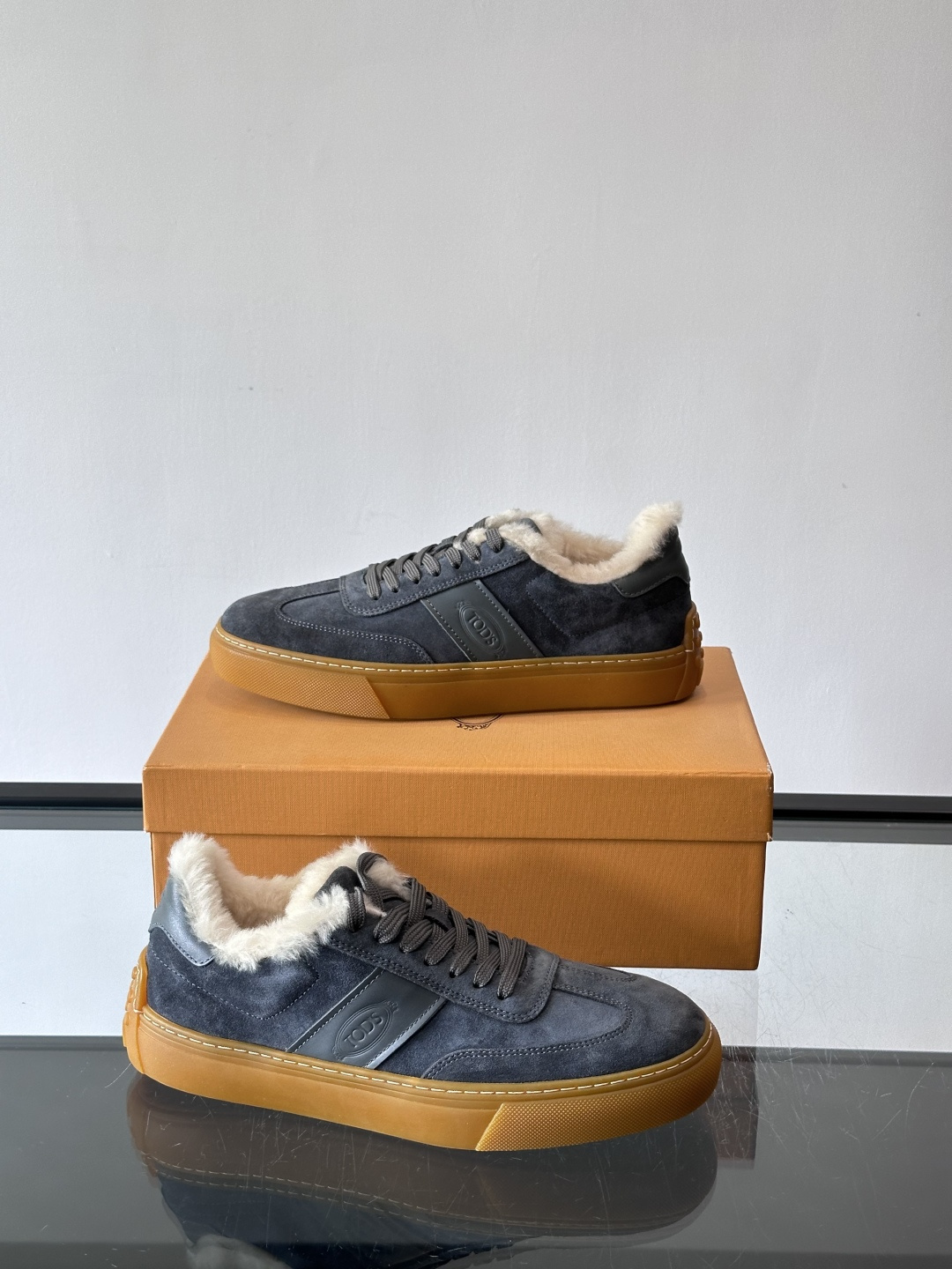 TOD'S 羊毛内里休闲板鞋TOD’S这款男士休闲板鞋，牛反绒鞋面+压纹Logo，质感满分！内里羊羔毛超