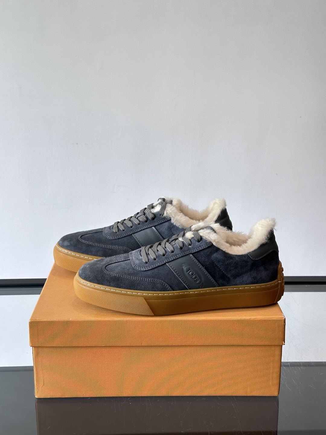 TOD'S 羊毛内里休闲板鞋TOD’S这款男士休闲板鞋，牛反绒鞋面+压纹Logo，质感满分！内里羊羔毛超