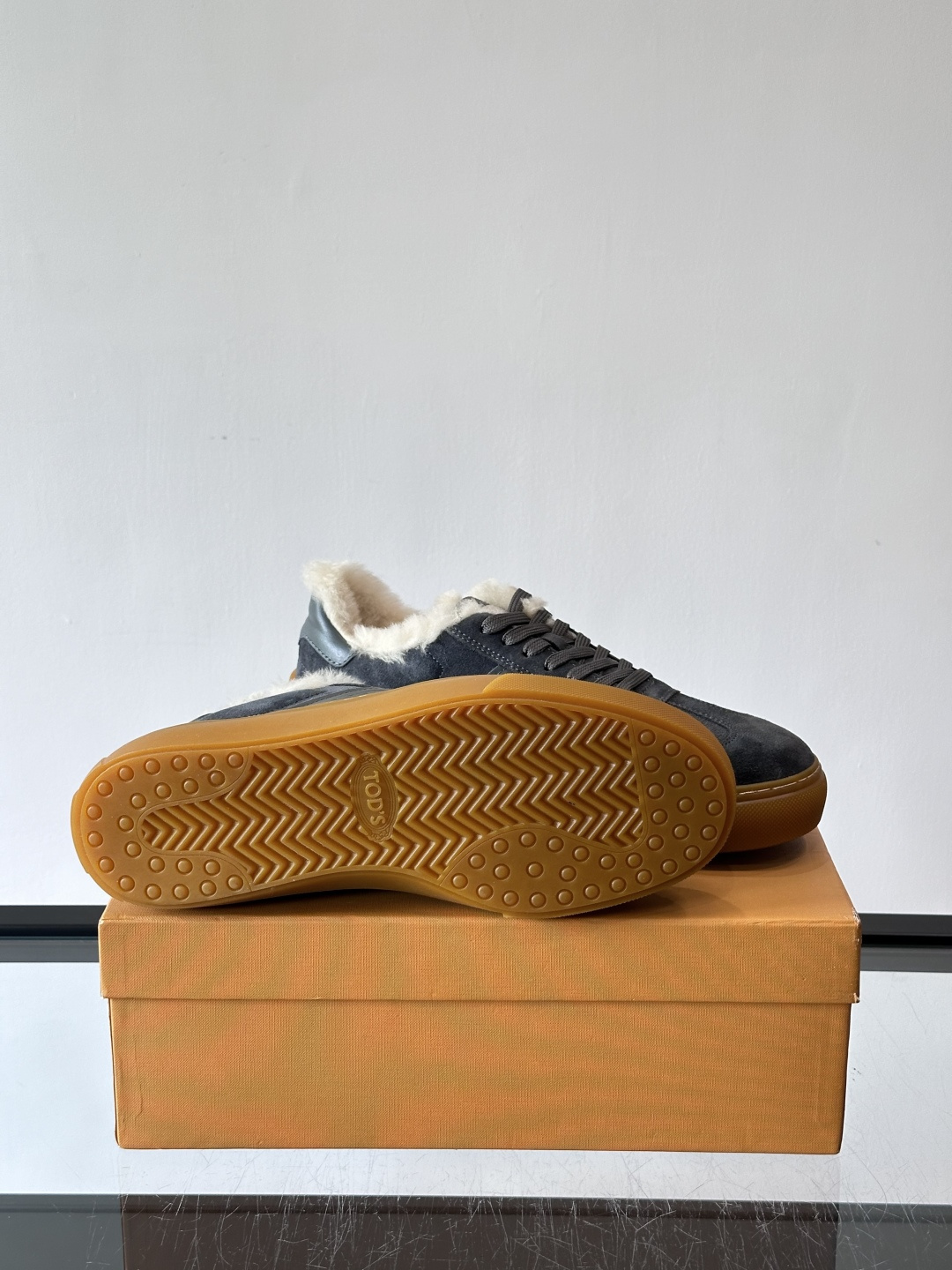 TOD'S 羊毛内里休闲板鞋TOD’S这款男士休闲板鞋，牛反绒鞋面+压纹Logo，质感满分！内里羊羔毛超