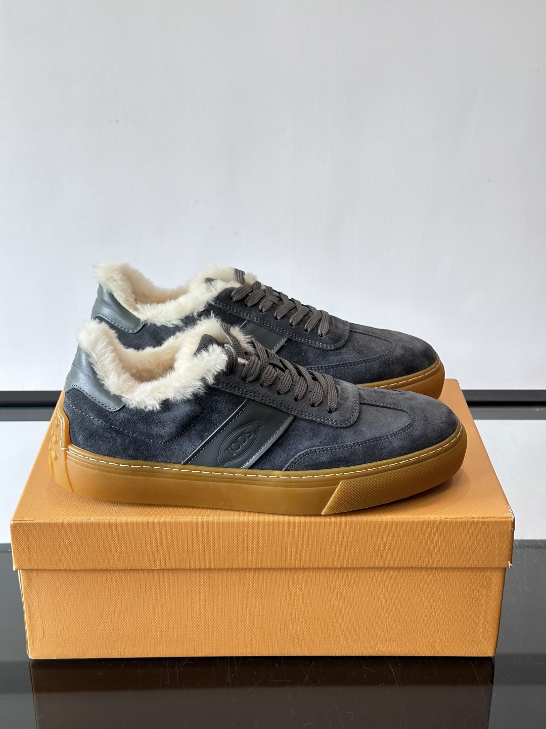 TOD'S 羊毛内里休闲板鞋TOD’S这款男士休闲板鞋，牛反绒鞋面+压纹Logo，质感满分！内里羊羔毛超