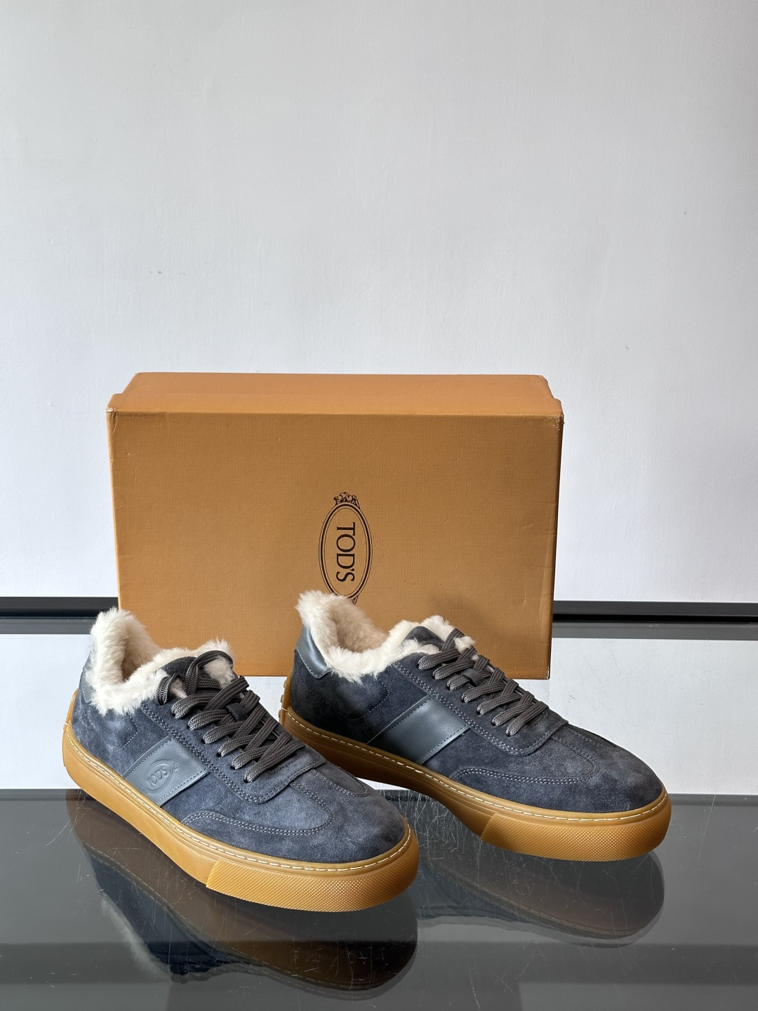 TOD'S 羊毛内里休闲板鞋TOD’S这款男士休闲板鞋，牛反绒鞋面+压纹Logo，质感满分！内里羊羔毛超