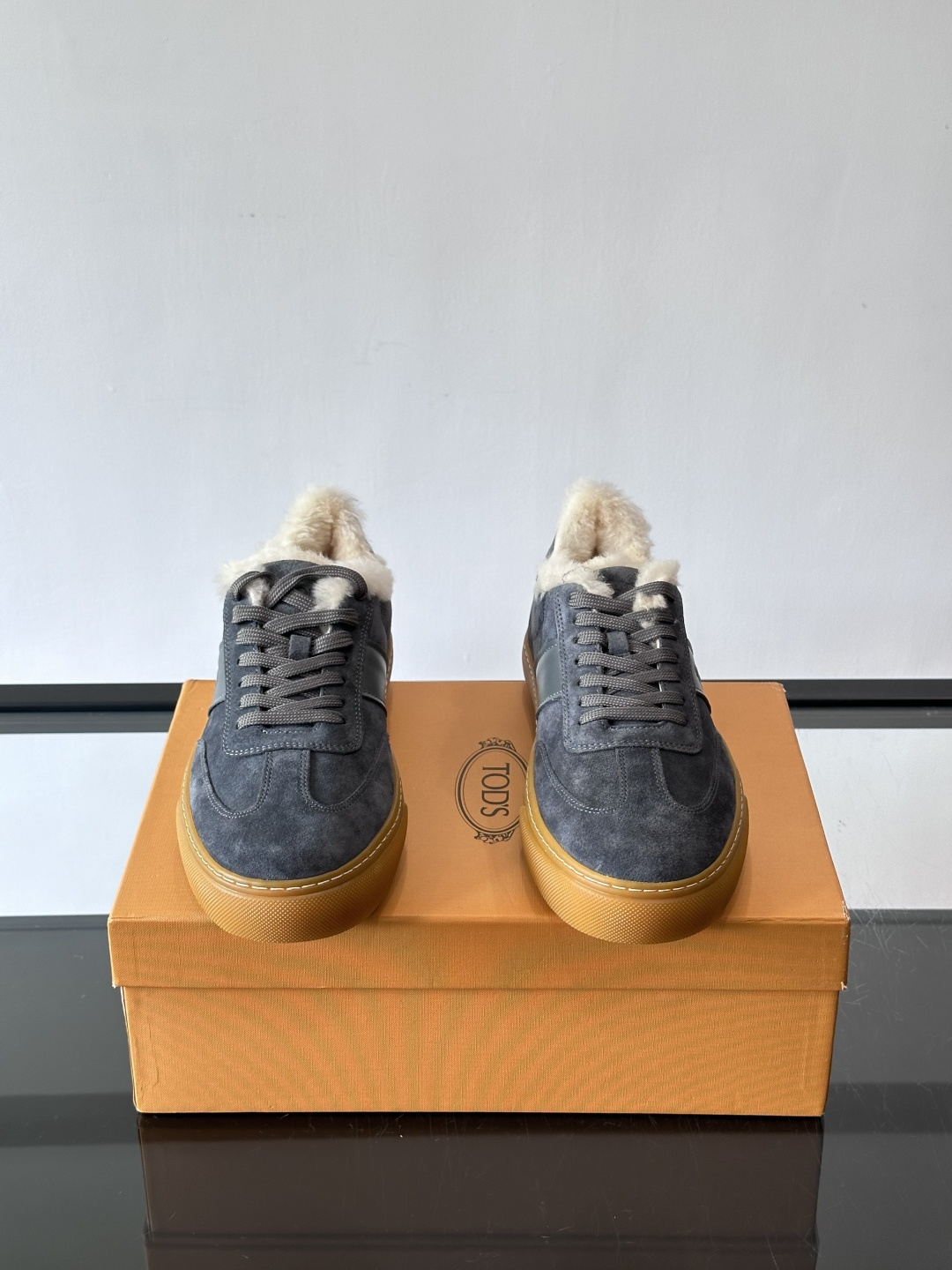 TOD'S 羊毛内里休闲板鞋TOD’S这款男士休闲板鞋，牛反绒鞋面+压纹Logo，质感满分！内里羊羔毛超