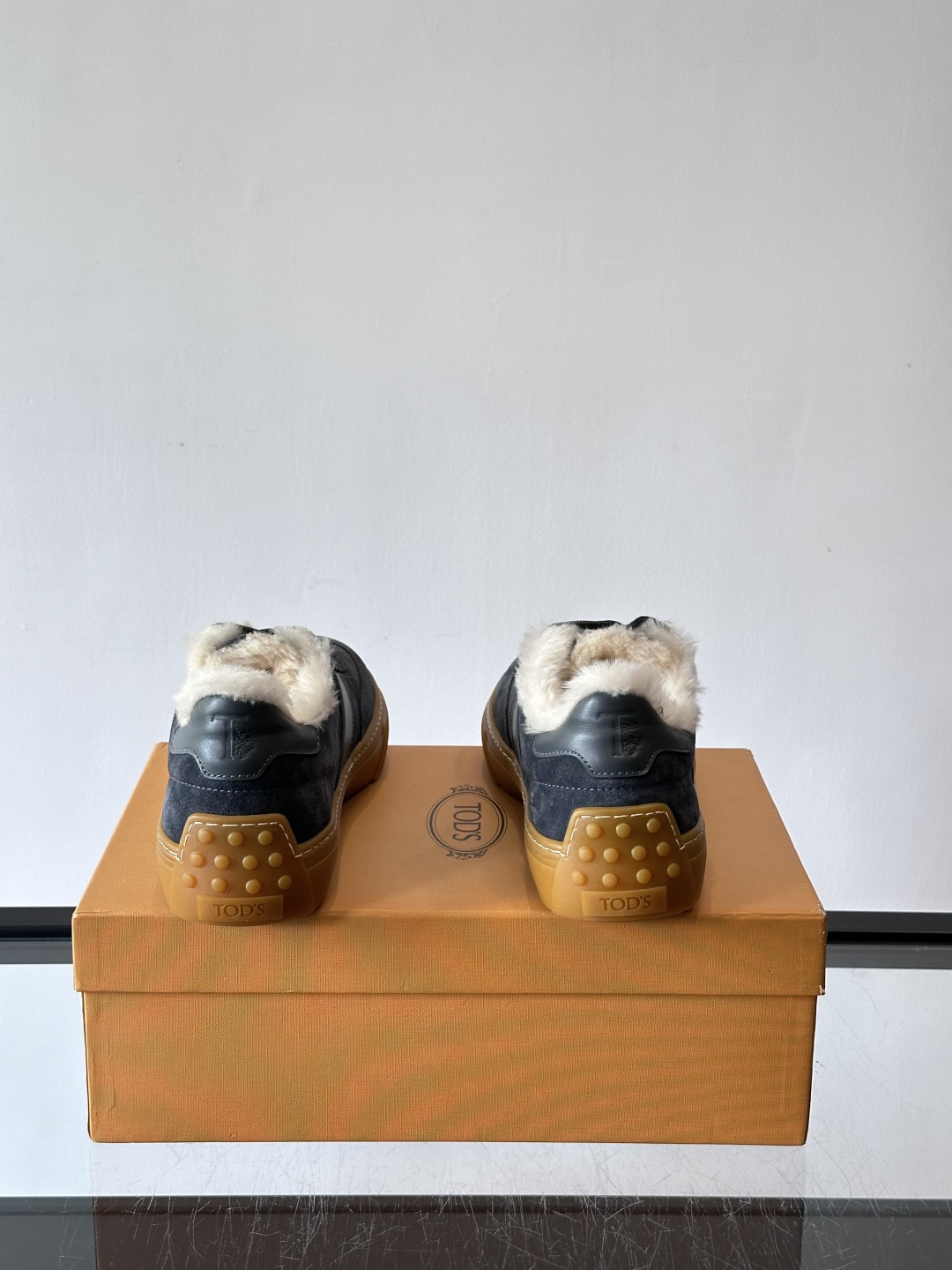 TOD'S 羊毛内里休闲板鞋TOD’S这款男士休闲板鞋，牛反绒鞋面+压纹Logo，质感满分！内里羊羔毛超