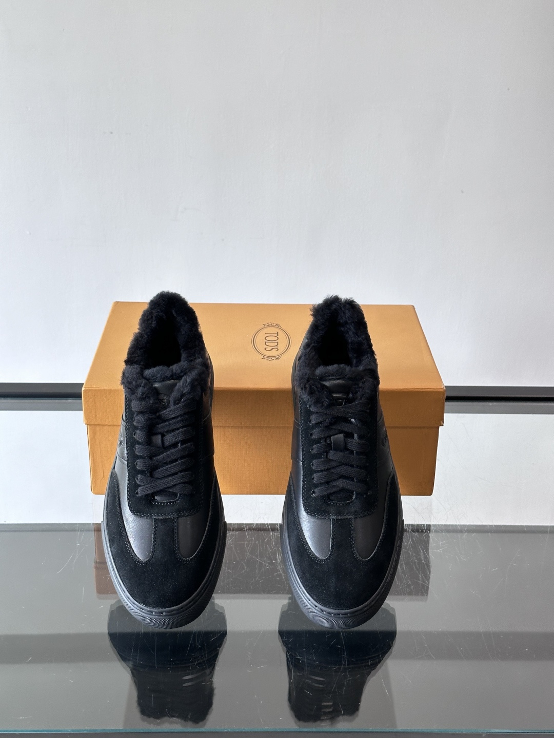 TOD'S 羊毛内里休闲板鞋TOD’S这款男士休闲板鞋，牛反绒鞋面+压纹Logo，质感满分！内里羊羔毛超