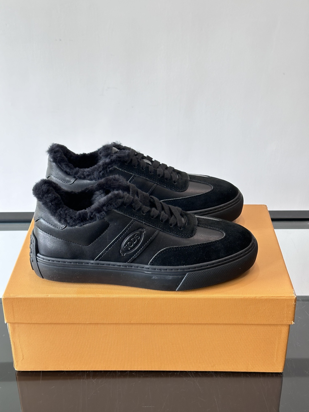 TOD'S 羊毛内里休闲板鞋TOD’S这款男士休闲板鞋，牛反绒鞋面+压纹Logo，质感满分！内里羊羔毛超