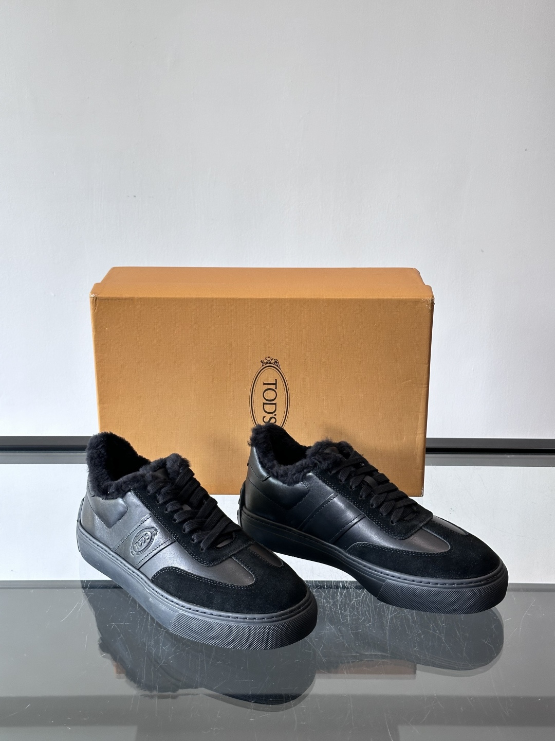 TOD'S 羊毛内里休闲板鞋TOD’S这款男士休闲板鞋，牛反绒鞋面+压纹Logo，质感满分！内里羊羔毛超