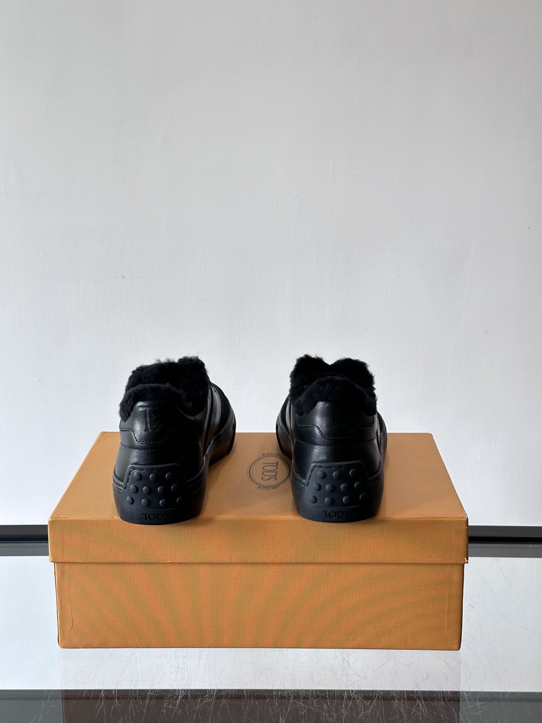 TOD'S 羊毛内里休闲板鞋TOD’S这款男士休闲板鞋，牛反绒鞋面+压纹Logo，质感满分！内里羊羔毛超