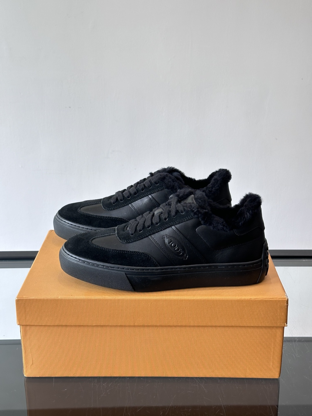 TOD'S 羊毛内里休闲板鞋TOD’S这款男士休闲板鞋，牛反绒鞋面+压纹Logo，质感满分！内里羊羔毛超