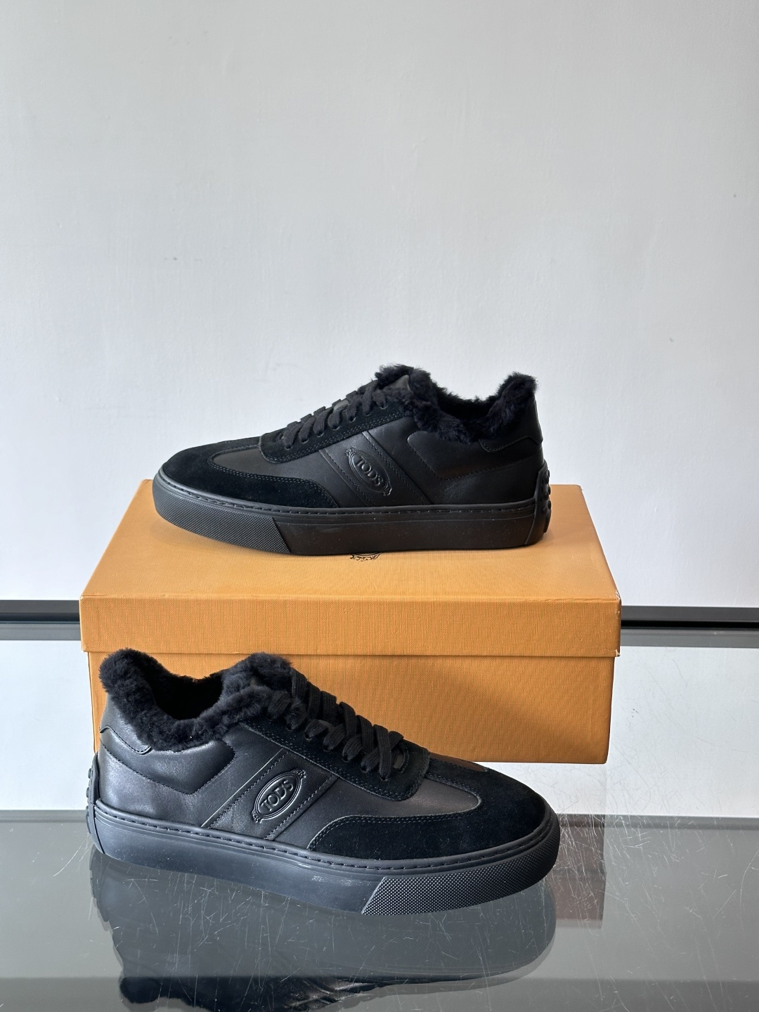 TOD'S 羊毛内里休闲板鞋TOD’S这款男士休闲板鞋，牛反绒鞋面+压纹Logo，质感满分！内里羊羔毛超