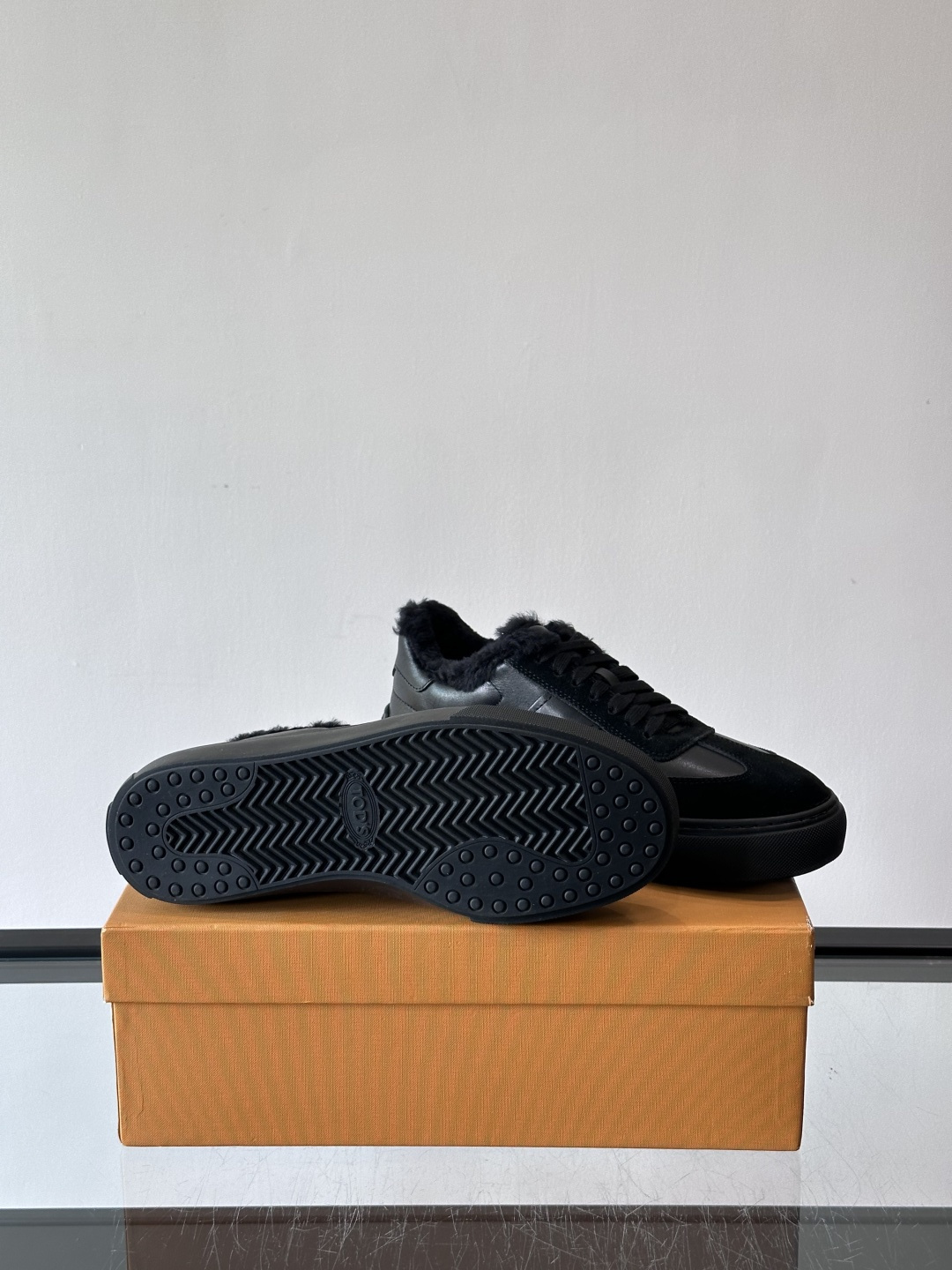 TOD'S 羊毛内里休闲板鞋TOD’S这款男士休闲板鞋，牛反绒鞋面+压纹Logo，质感满分！内里羊羔毛超