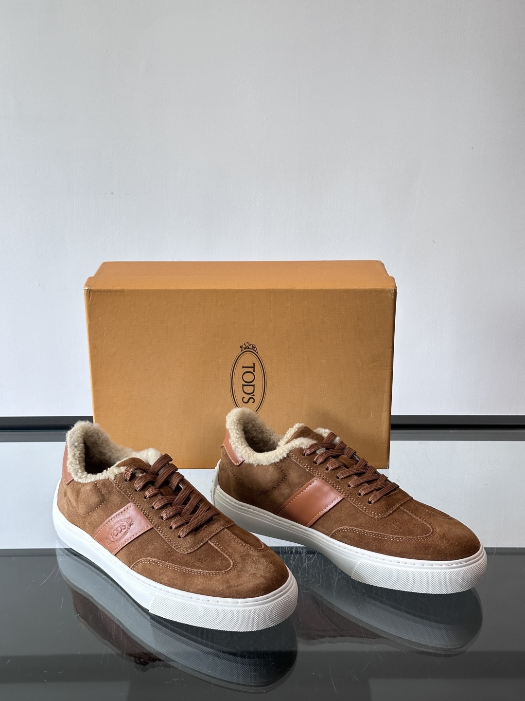 TOD'S 羊毛内里休闲板鞋TOD’S这款男士休闲板鞋，牛反绒鞋面+压纹Logo，质感满分！内里羊羔毛超