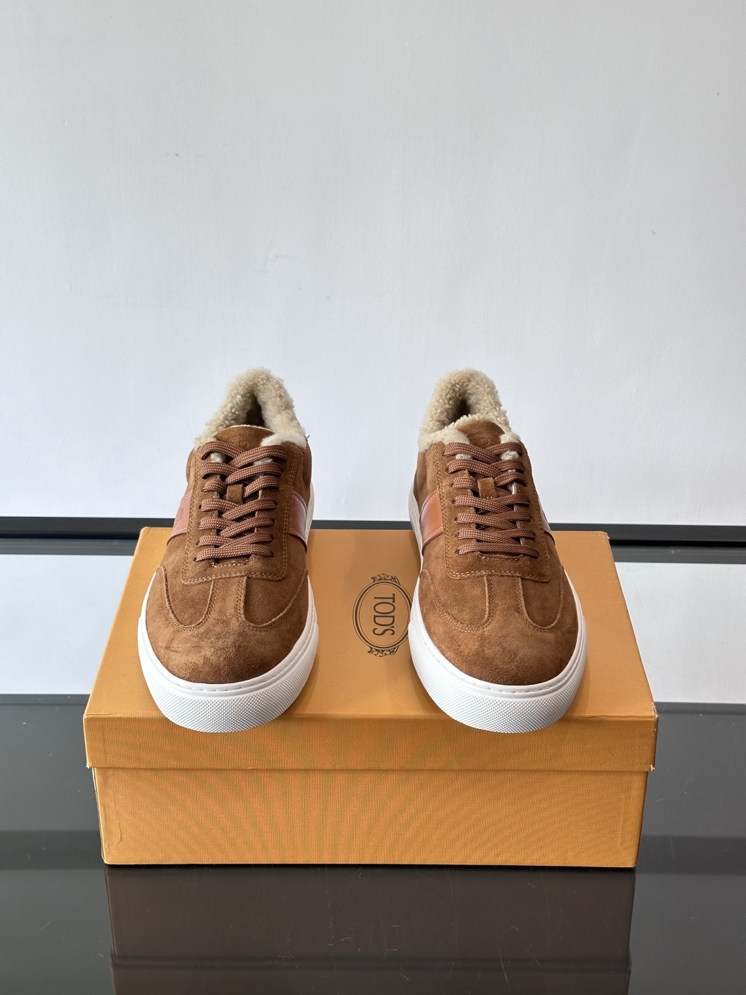 TOD'S 羊毛内里休闲板鞋TOD’S这款男士休闲板鞋，牛反绒鞋面+压纹Logo，质感满分！内里羊羔毛超