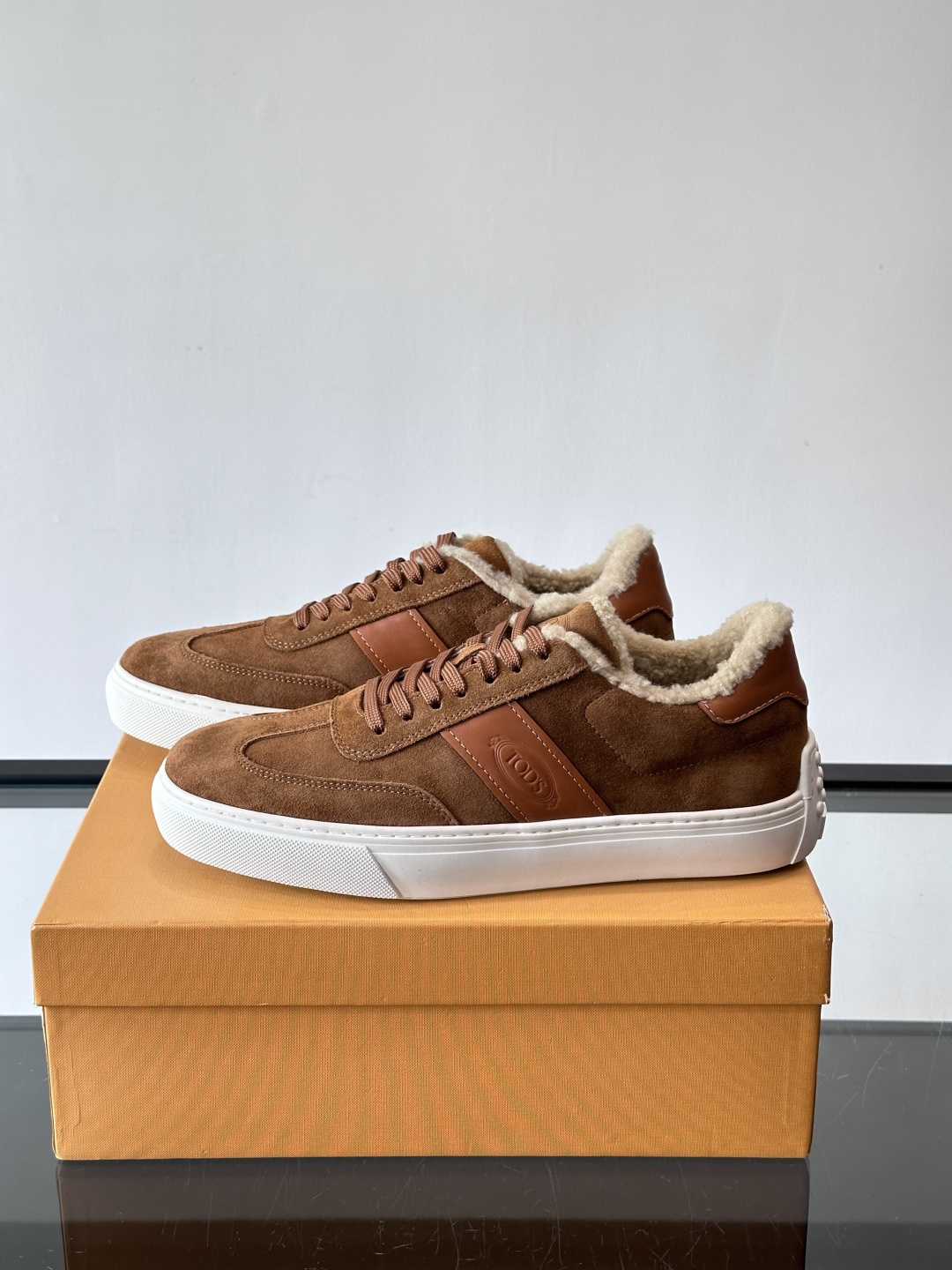 TOD'S 羊毛内里休闲板鞋TOD’S这款男士休闲板鞋，牛反绒鞋面+压纹Logo，质感满分！内里羊羔毛超