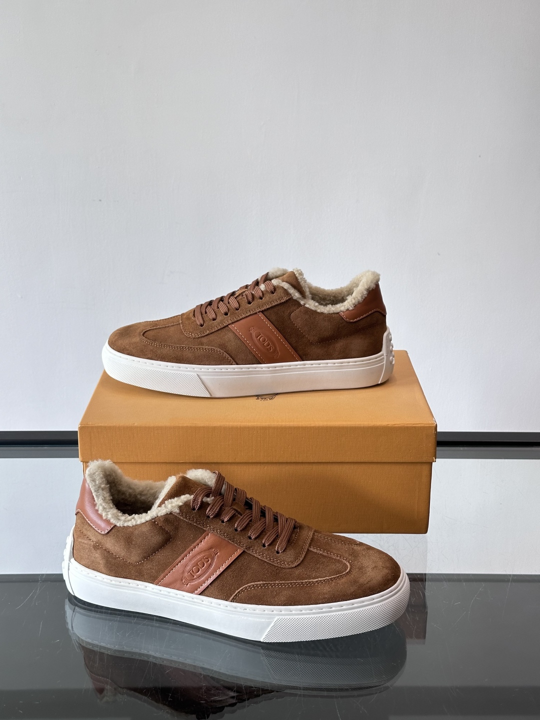 TOD'S 羊毛内里休闲板鞋TOD’S这款男士休闲板鞋，牛反绒鞋面+压纹Logo，质感满分！内里羊羔毛超