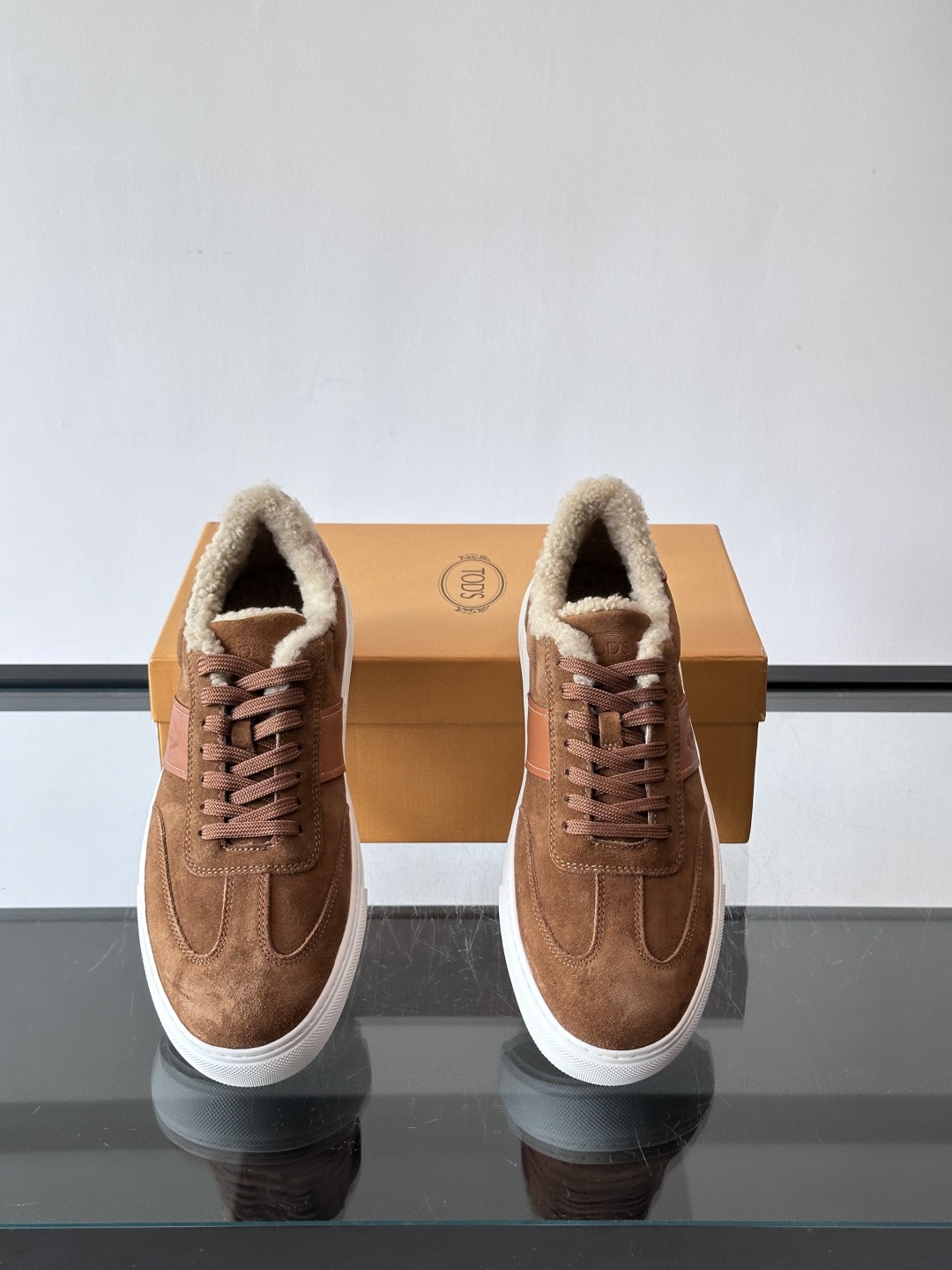 TOD'S 羊毛内里休闲板鞋TOD’S这款男士休闲板鞋，牛反绒鞋面+压纹Logo，质感满分！内里羊羔毛超