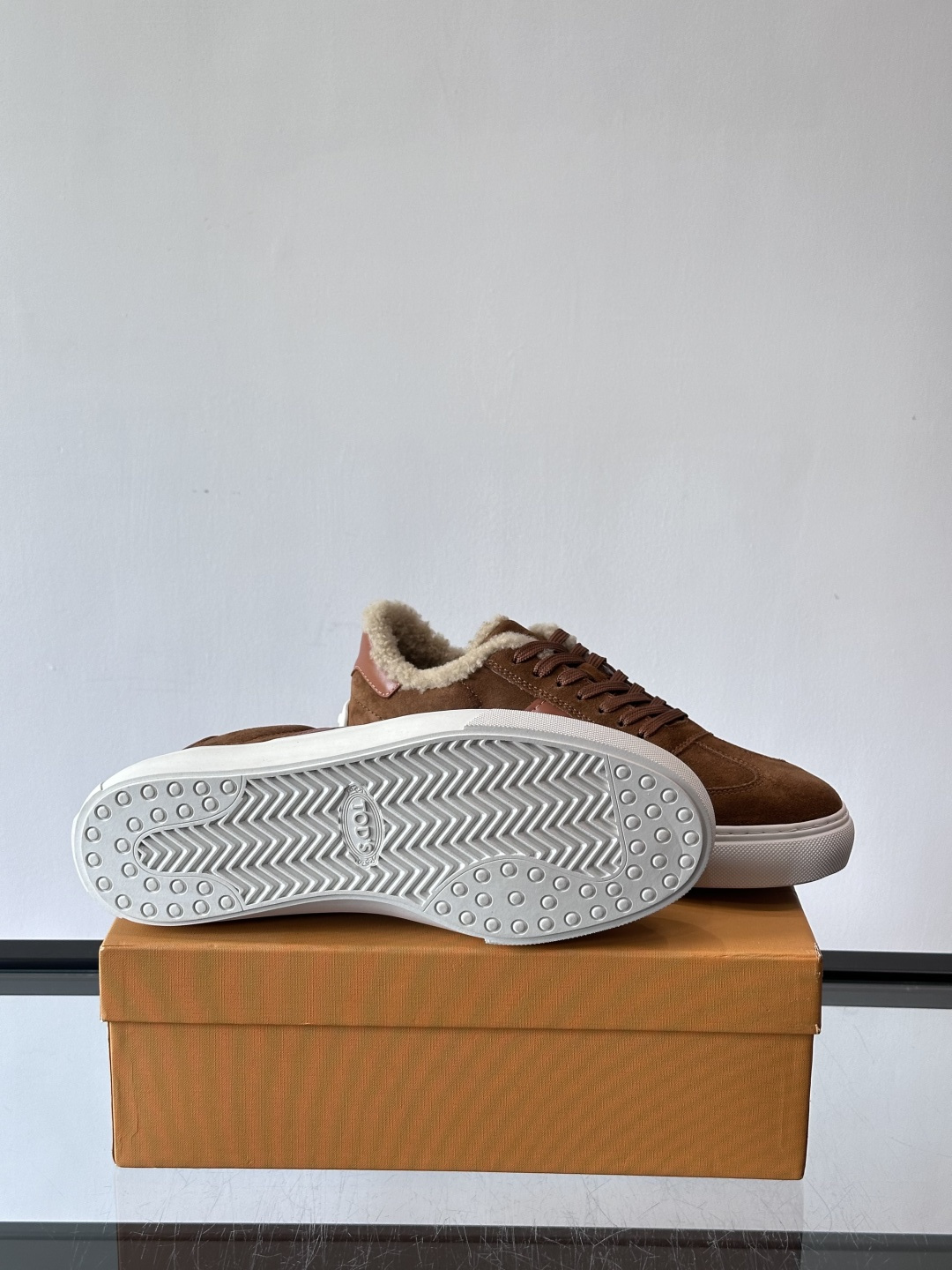 TOD'S 羊毛内里休闲板鞋TOD’S这款男士休闲板鞋，牛反绒鞋面+压纹Logo，质感满分！内里羊羔毛超