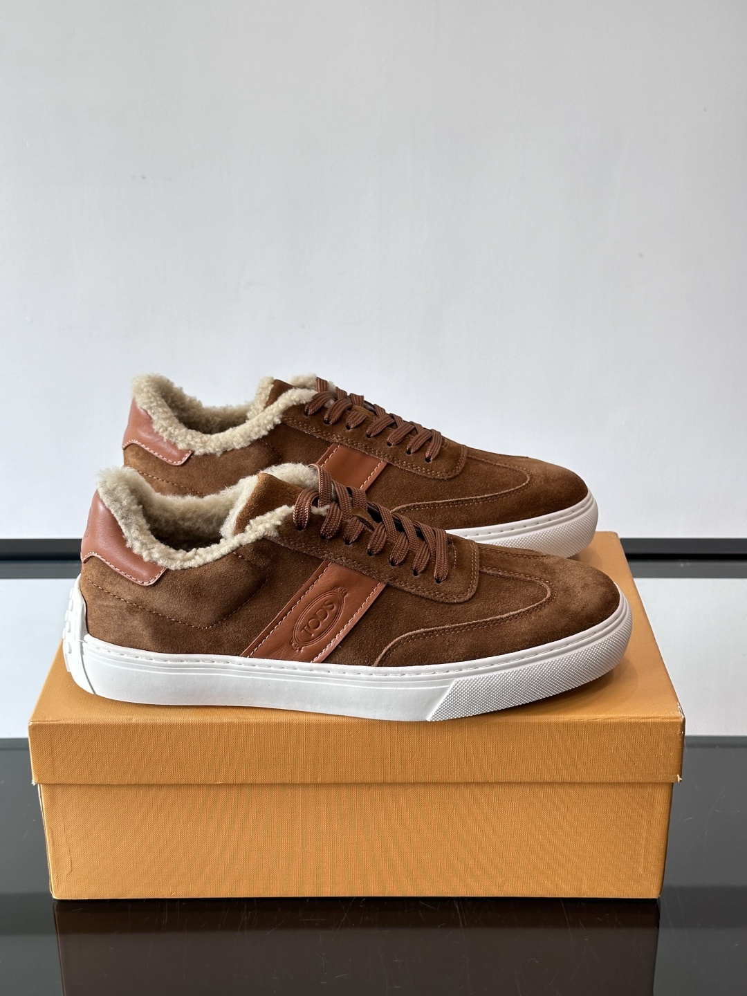 TOD'S 羊毛内里休闲板鞋TOD’S这款男士休闲板鞋，牛反绒鞋面+压纹Logo，质感满分！内里羊羔毛超