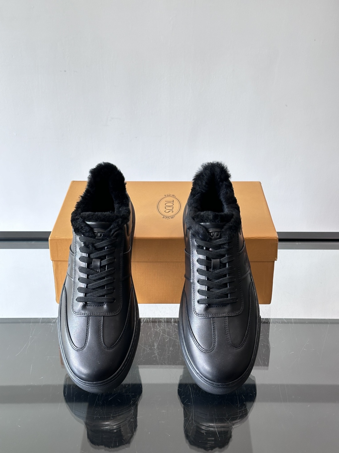 TOD'S 羊毛内里休闲板鞋TOD’S这款男士休闲板鞋，牛反绒鞋面+压纹Logo，质感满分！内里羊羔毛超