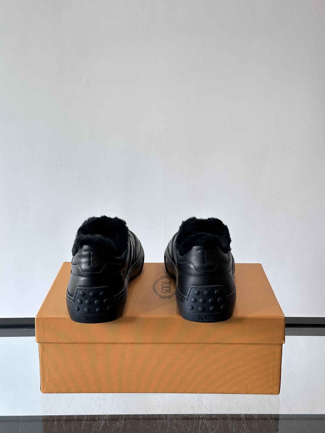 TOD'S 羊毛内里休闲板鞋TOD’S这款男士休闲板鞋，牛反绒鞋面+压纹Logo，质感满分！内里羊羔毛超