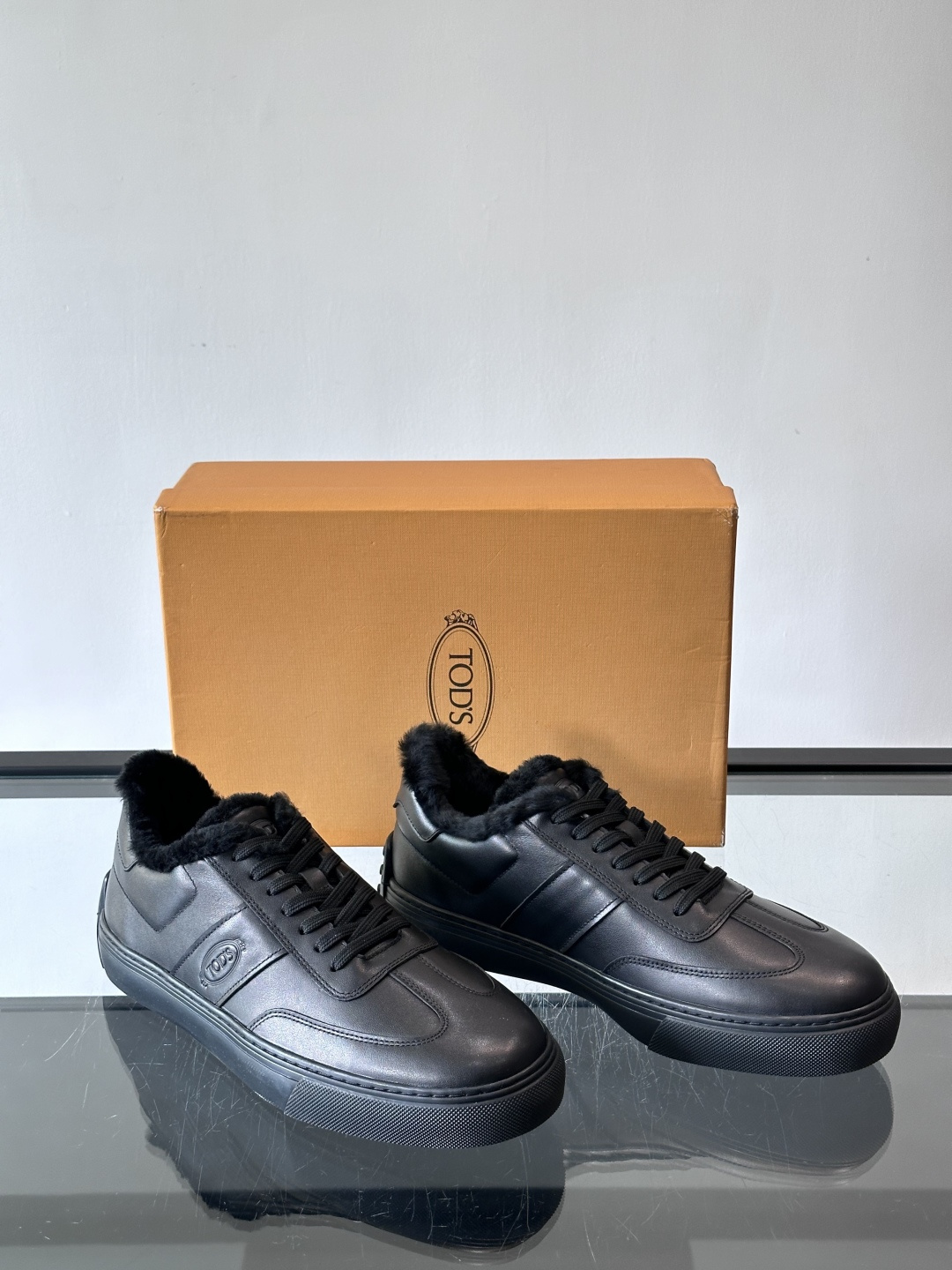 TOD'S 羊毛内里休闲板鞋TOD’S这款男士休闲板鞋，牛反绒鞋面+压纹Logo，质感满分！内里羊羔毛超