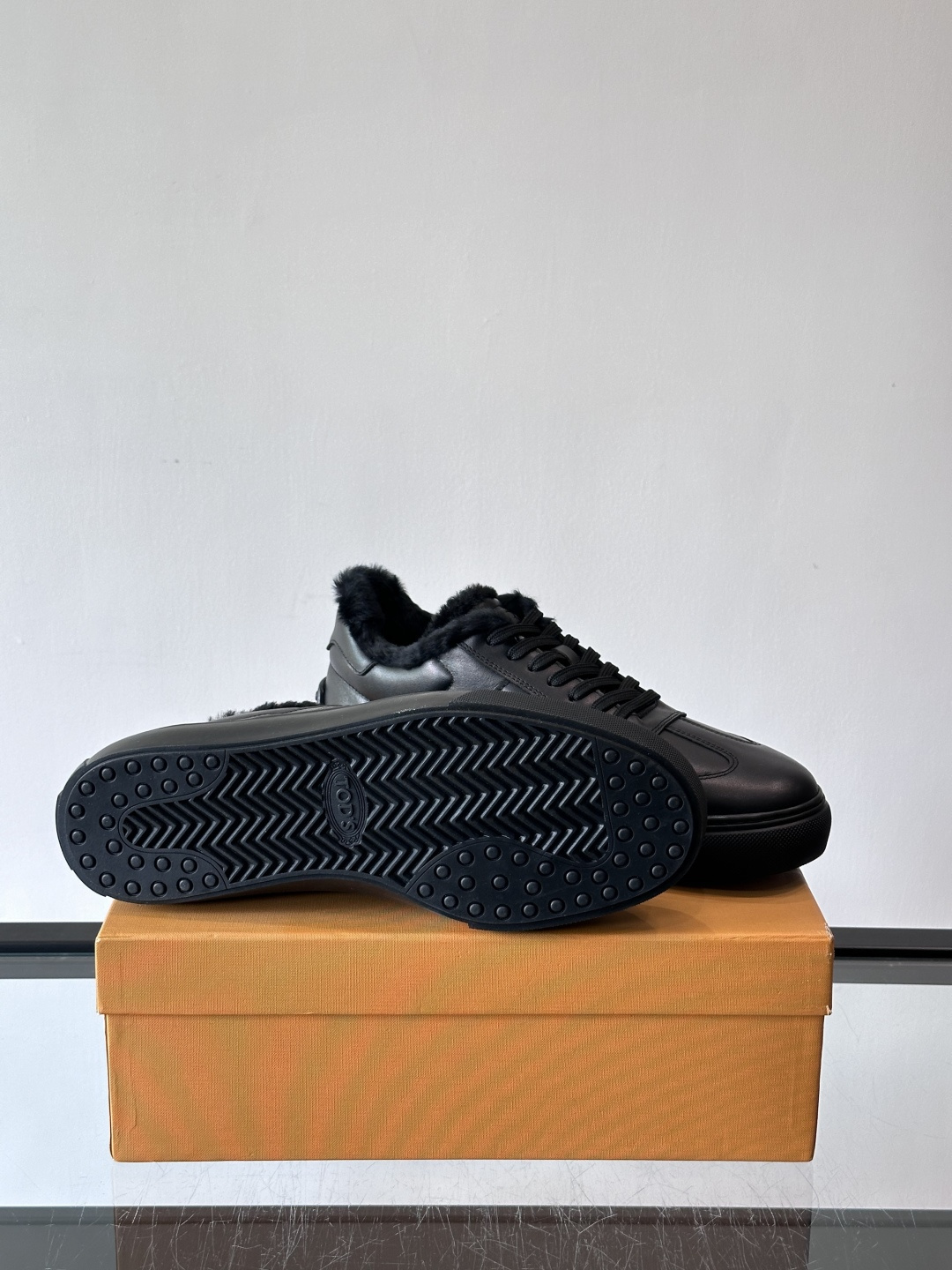 TOD'S 羊毛内里休闲板鞋TOD’S这款男士休闲板鞋，牛反绒鞋面+压纹Logo，质感满分！内里羊羔毛超