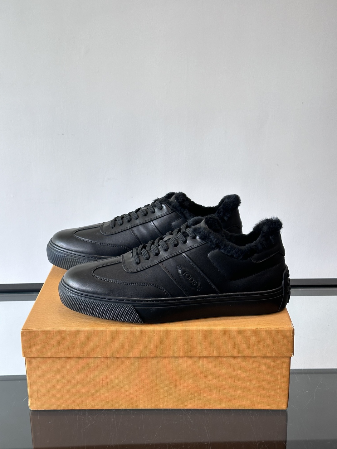 TOD'S 羊毛内里休闲板鞋TOD’S这款男士休闲板鞋，牛反绒鞋面+压纹Logo，质感满分！内里羊羔毛超