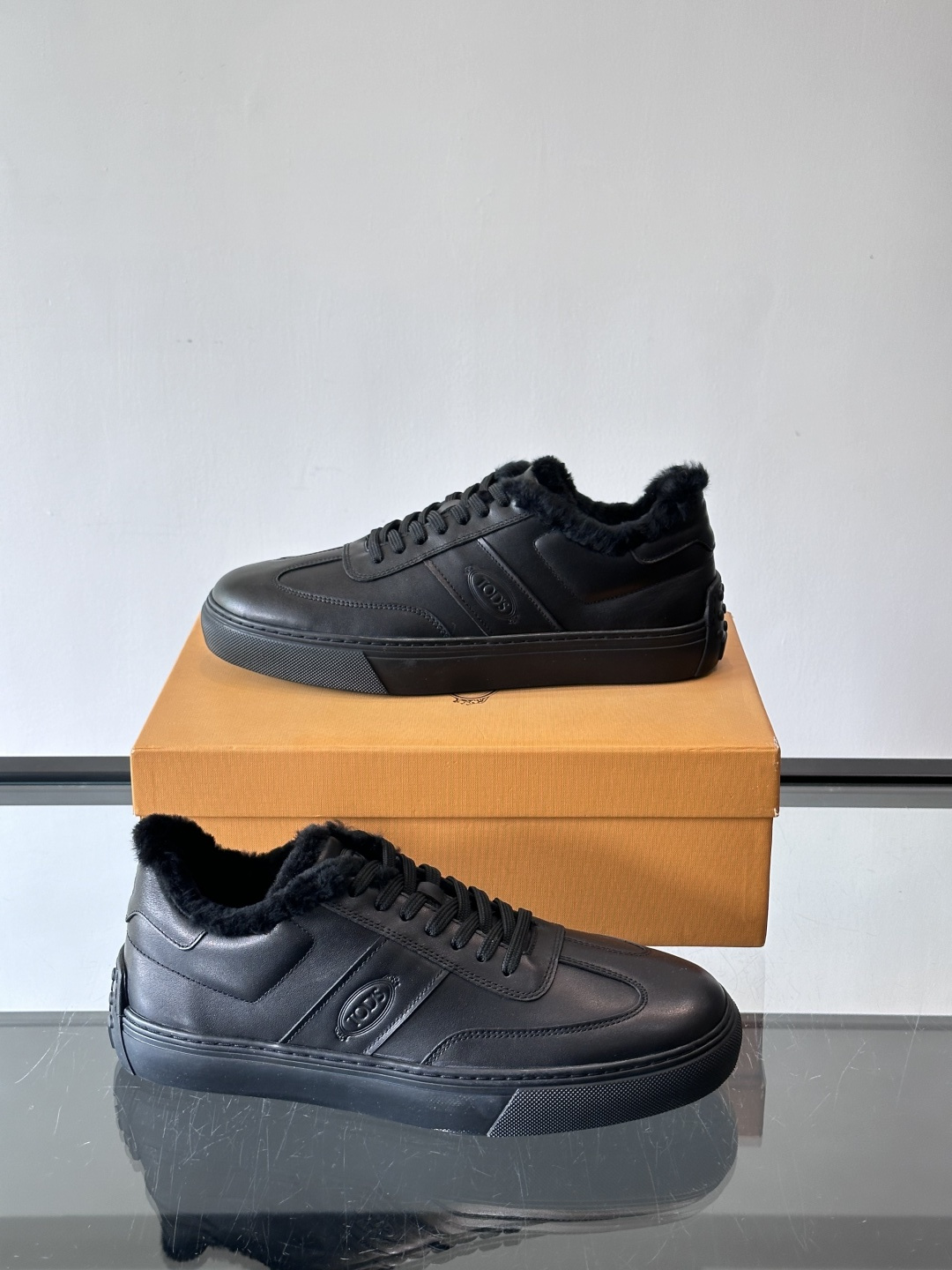 TOD'S 羊毛内里休闲板鞋TOD’S这款男士休闲板鞋，牛反绒鞋面+压纹Logo，质感满分！内里羊羔毛超