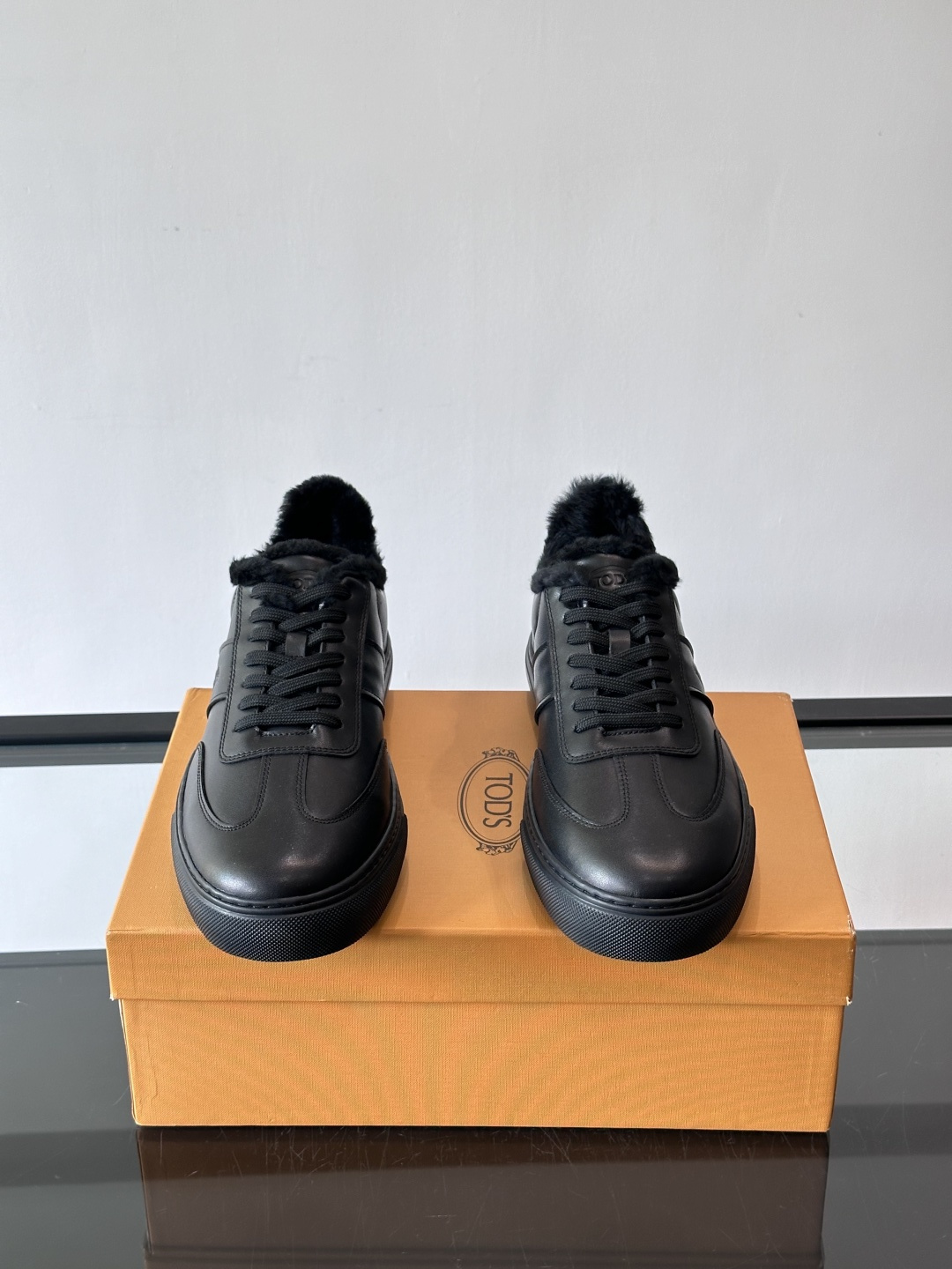 TOD'S 羊毛内里休闲板鞋TOD’S这款男士休闲板鞋，牛反绒鞋面+压纹Logo，质感满分！内里羊羔毛超