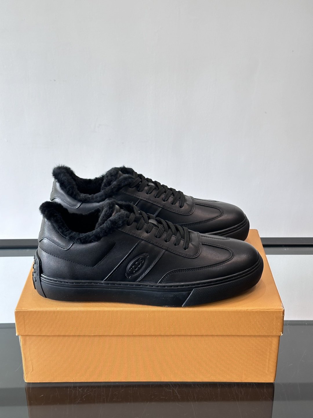 TOD'S 羊毛内里休闲板鞋TOD’S这款男士休闲板鞋，牛反绒鞋面+压纹Logo，质感满分！内里羊羔毛超