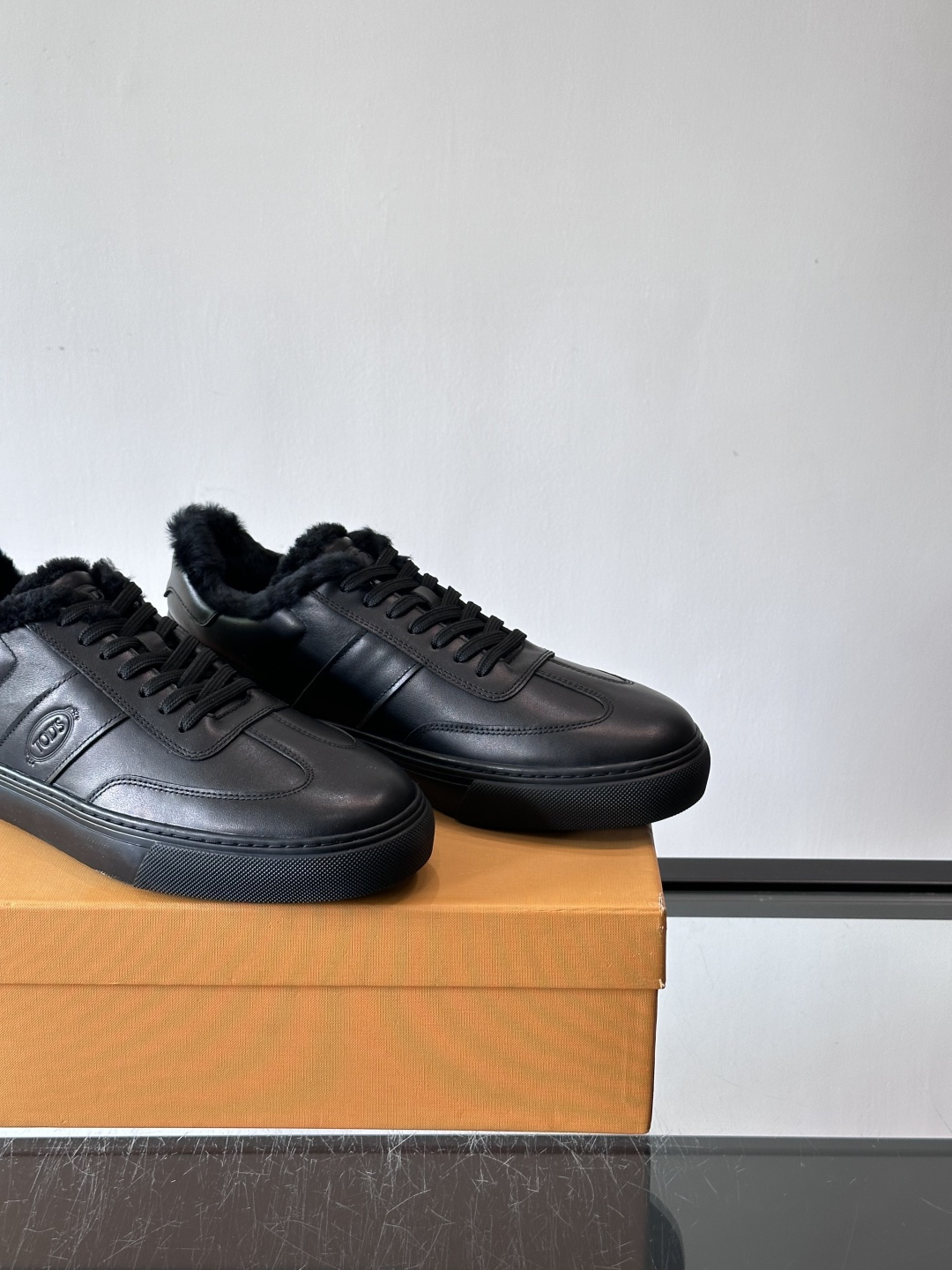 TOD'S 羊毛内里休闲板鞋TOD’S这款男士休闲板鞋，牛反绒鞋面+压纹Logo，质感满分！内里羊羔毛超