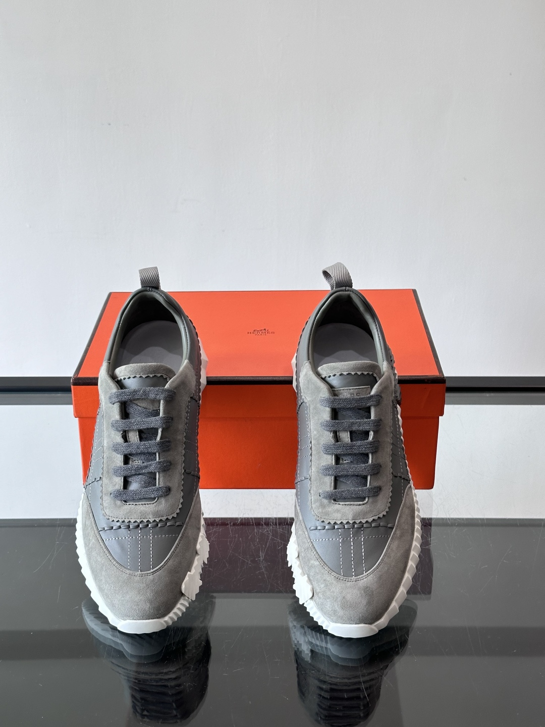 H爱马仕男士休闲运动鞋，牛皮革+麂皮拼接，格纹缝线点缀，简约又有细节感。厚底设计，橡胶鞋底+多色条纹，抓