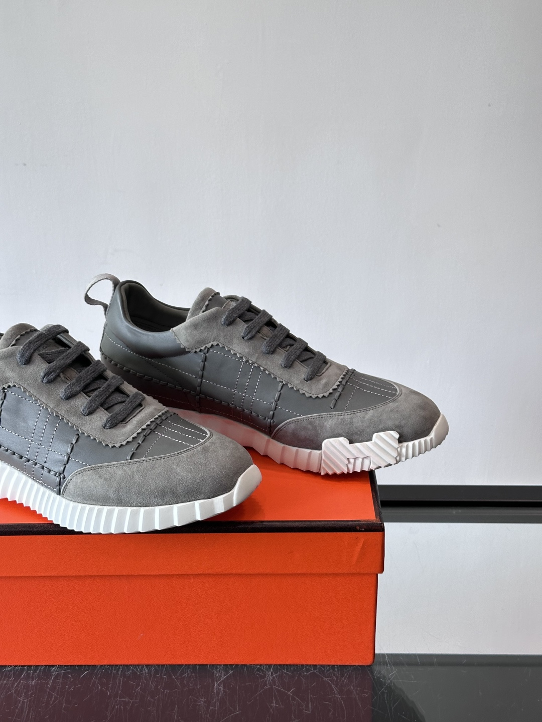 H爱马仕男士休闲运动鞋，牛皮革+麂皮拼接，格纹缝线点缀，简约又有细节感。厚底设计，橡胶鞋底+多色条纹，抓