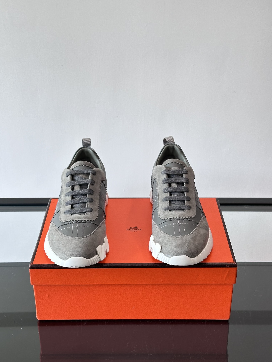 H爱马仕男士休闲运动鞋，牛皮革+麂皮拼接，格纹缝线点缀，简约又有细节感。厚底设计，橡胶鞋底+多色条纹，抓