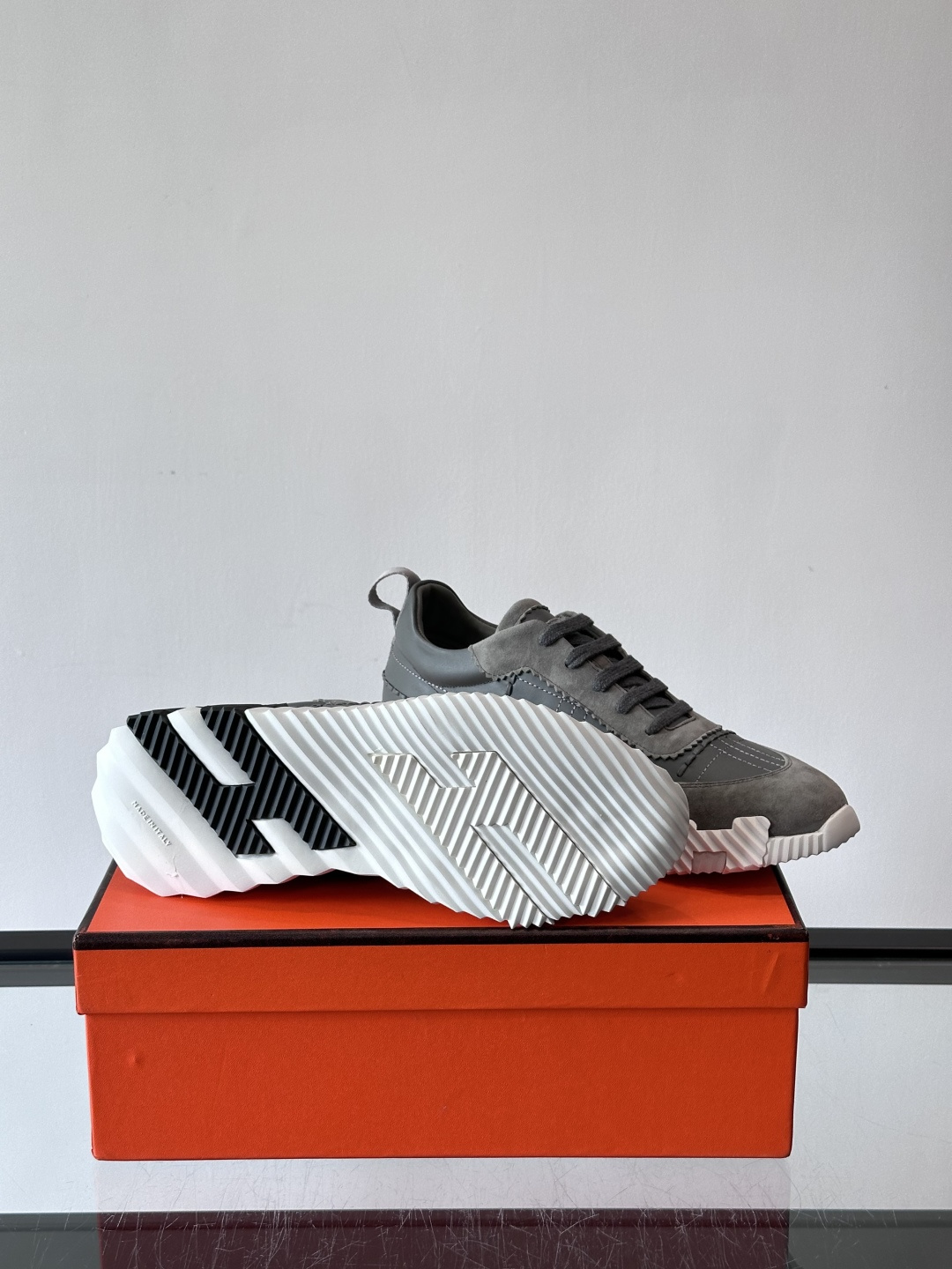 H爱马仕男士休闲运动鞋，牛皮革+麂皮拼接，格纹缝线点缀，简约又有细节感。厚底设计，橡胶鞋底+多色条纹，抓