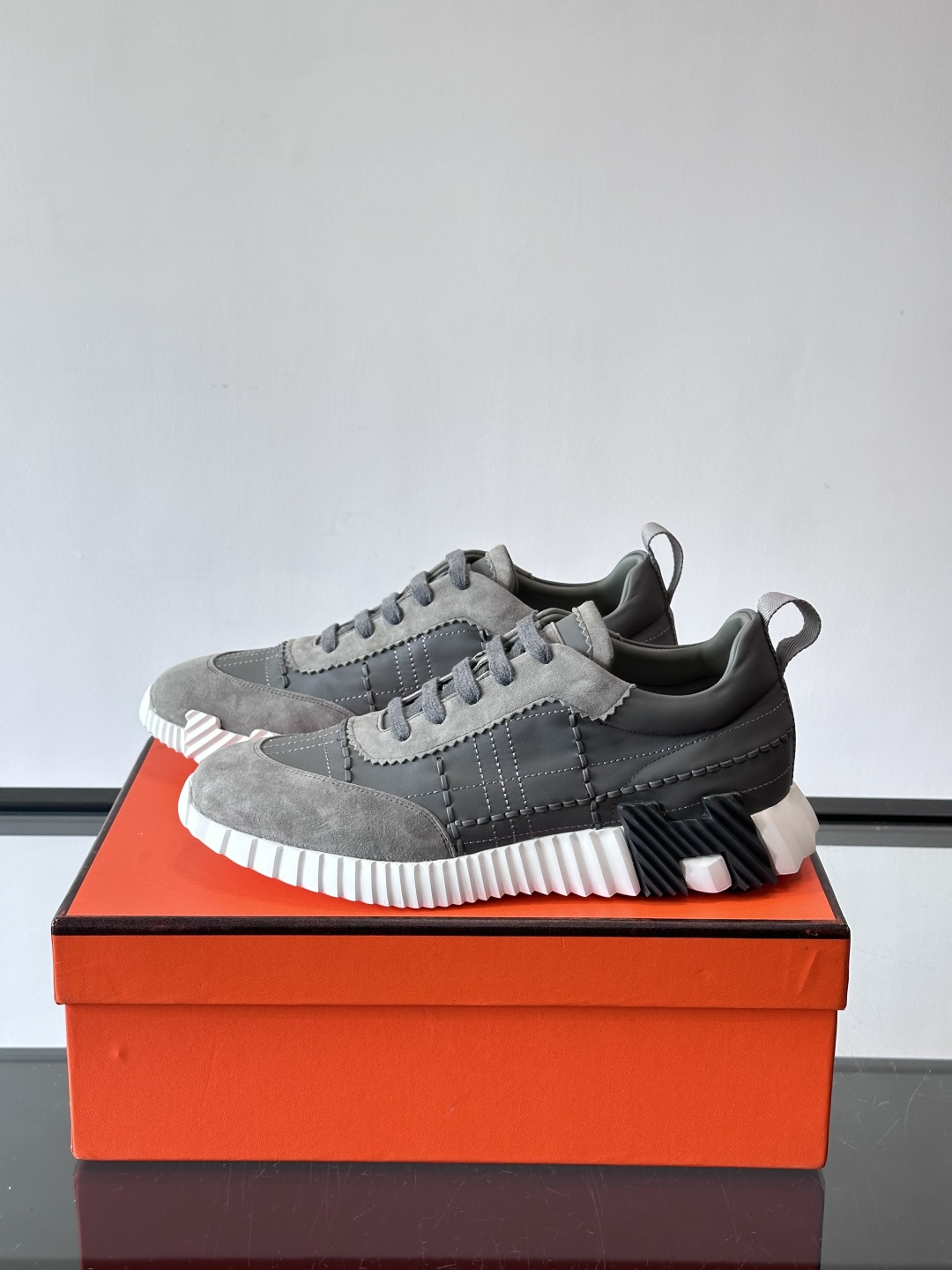 H爱马仕男士休闲运动鞋，牛皮革+麂皮拼接，格纹缝线点缀，简约又有细节感。厚底设计，橡胶鞋底+多色条纹，抓