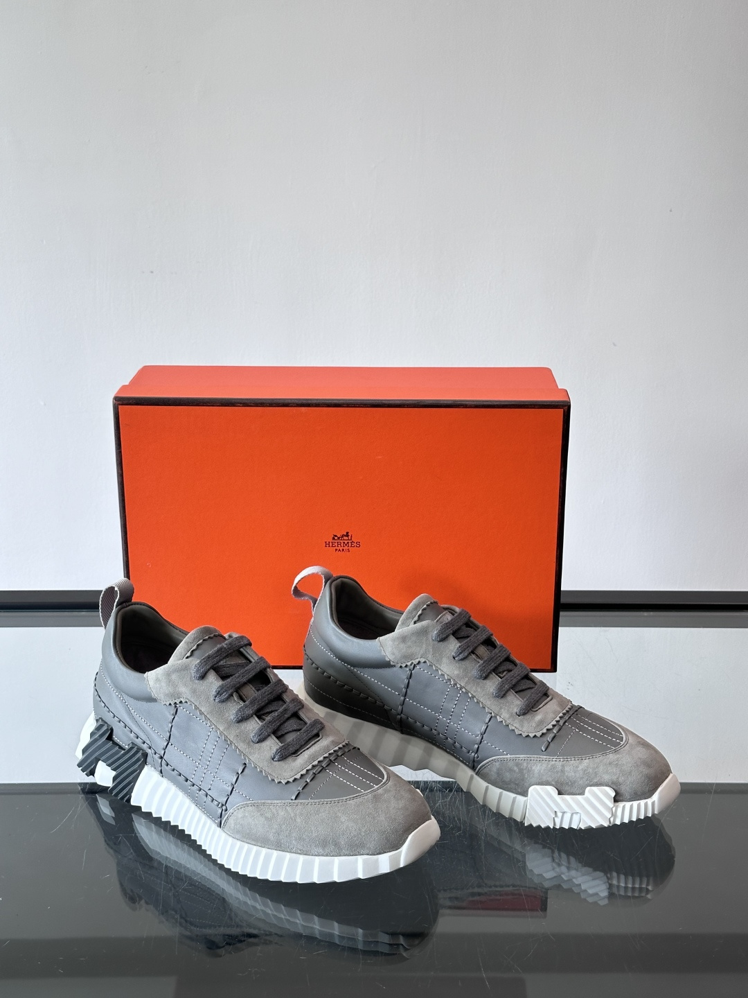 H爱马仕男士休闲运动鞋，牛皮革+麂皮拼接，格纹缝线点缀，简约又有细节感。厚底设计，橡胶鞋底+多色条纹，抓