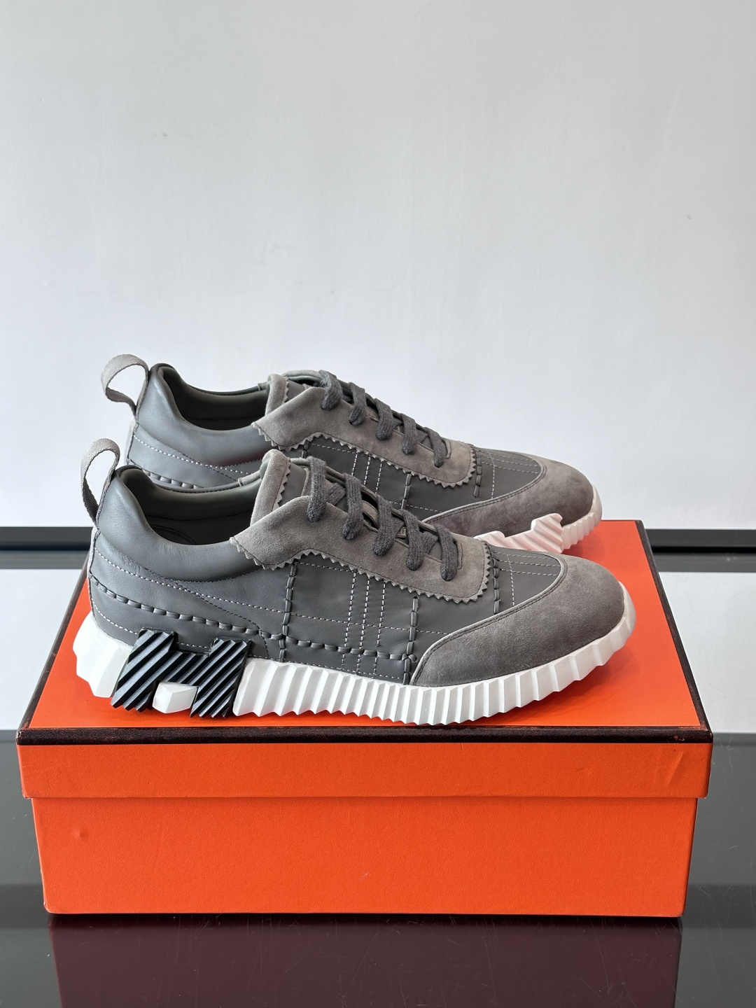 H爱马仕男士休闲运动鞋，牛皮革+麂皮拼接，格纹缝线点缀，简约又有细节感。厚底设计，橡胶鞋底+多色条纹，抓