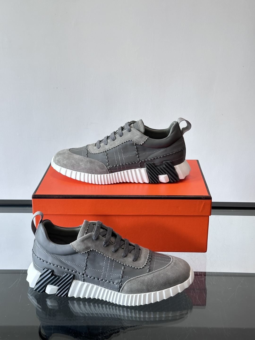 H爱马仕男士休闲运动鞋，牛皮革+麂皮拼接，格纹缝线点缀，简约又有细节感。厚底设计，橡胶鞋底+多色条纹，抓