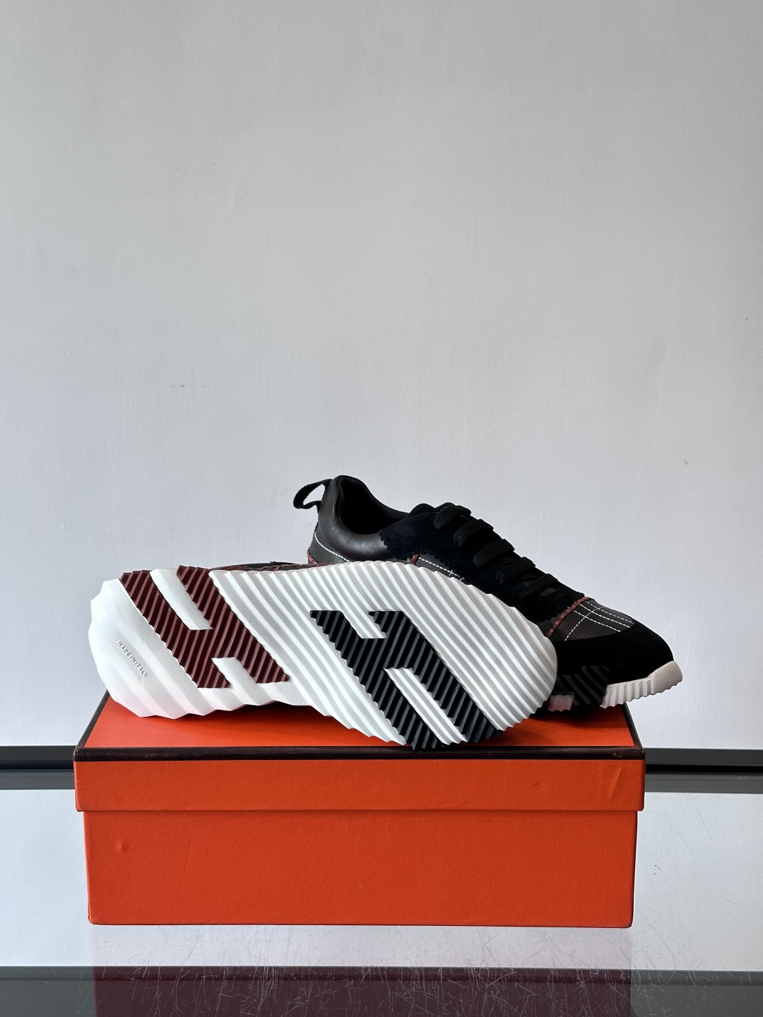 H爱马仕男士休闲运动鞋，牛皮革+麂皮拼接，格纹缝线点缀，简约又有细节感。厚底设计，橡胶鞋底+多色条纹，抓