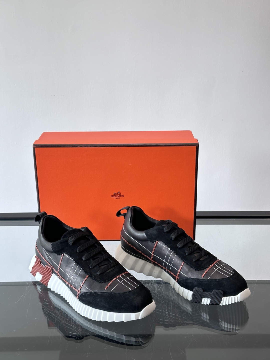 H爱马仕男士休闲运动鞋，牛皮革+麂皮拼接，格纹缝线点缀，简约又有细节感。厚底设计，橡胶鞋底+多色条纹，抓