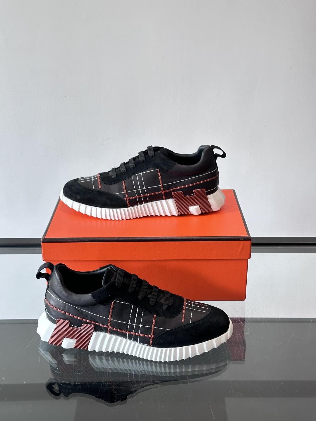 H爱马仕男士休闲运动鞋，牛皮革+麂皮拼接，格纹缝线点缀，简约又有细节感。厚底设计，橡胶鞋底+多色条纹，抓