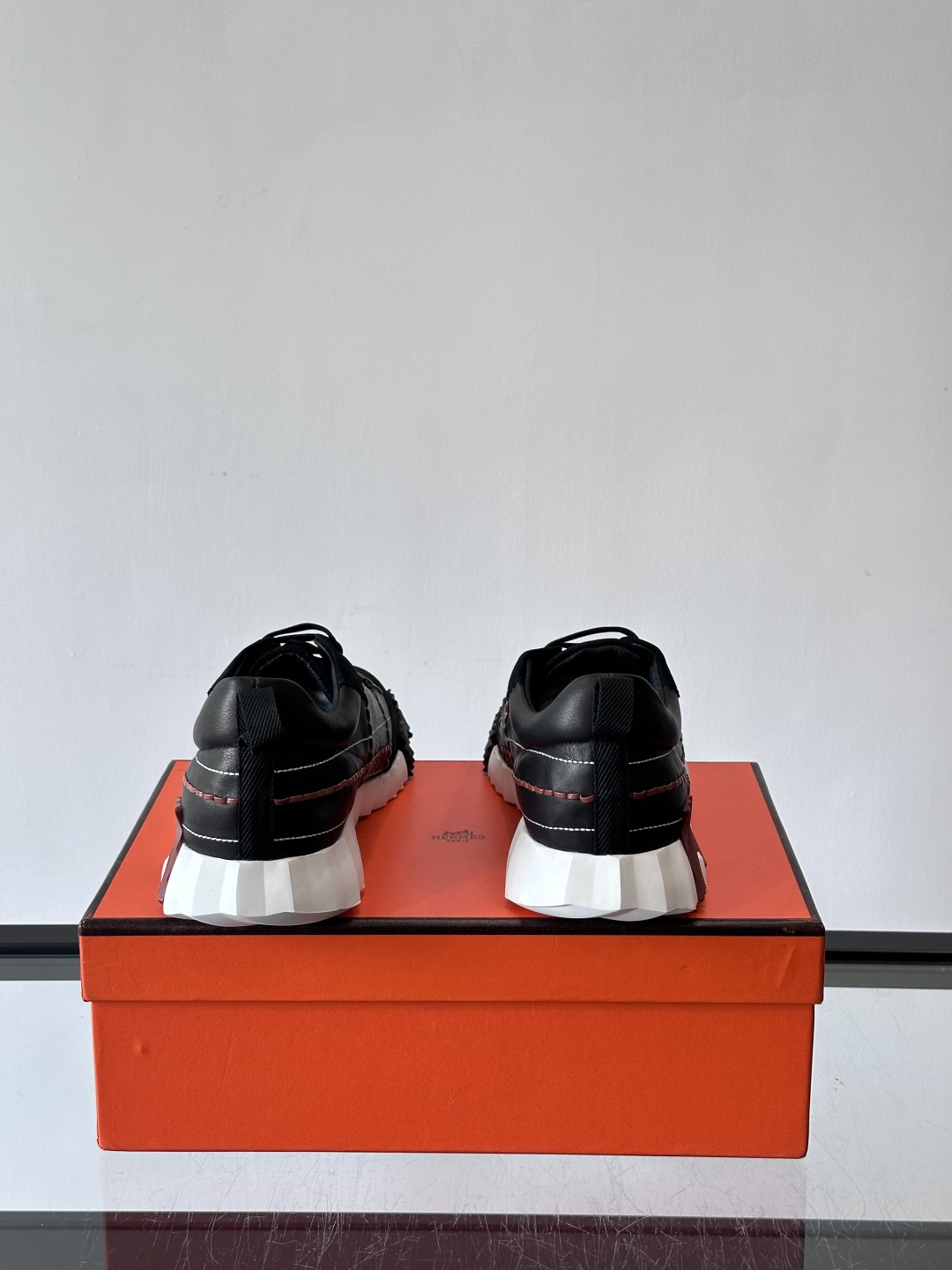 H爱马仕男士休闲运动鞋，牛皮革+麂皮拼接，格纹缝线点缀，简约又有细节感。厚底设计，橡胶鞋底+多色条纹，抓