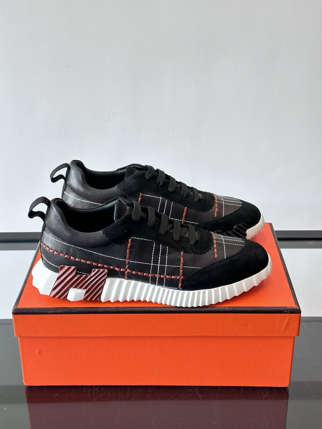 H爱马仕男士休闲运动鞋，牛皮革+麂皮拼接，格纹缝线点缀，简约又有细节感。厚底设计，橡胶鞋底+多色条纹，抓