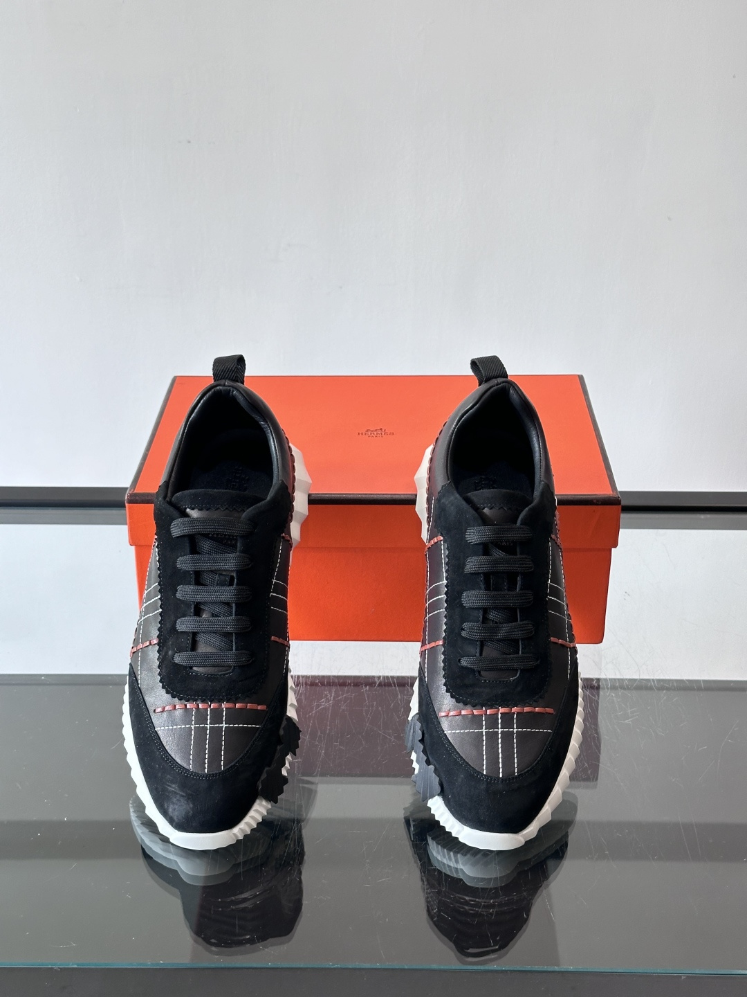 H爱马仕男士休闲运动鞋，牛皮革+麂皮拼接，格纹缝线点缀，简约又有细节感。厚底设计，橡胶鞋底+多色条纹，抓