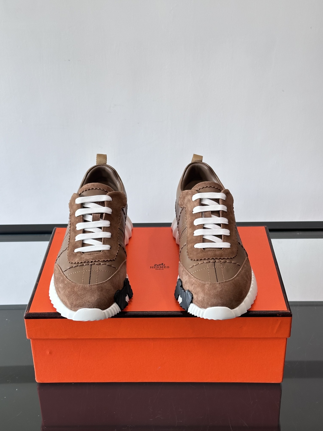 H爱马仕男士休闲运动鞋，牛皮革+麂皮拼接，格纹缝线点缀，简约又有细节感。厚底设计，橡胶鞋底+多色条纹，抓